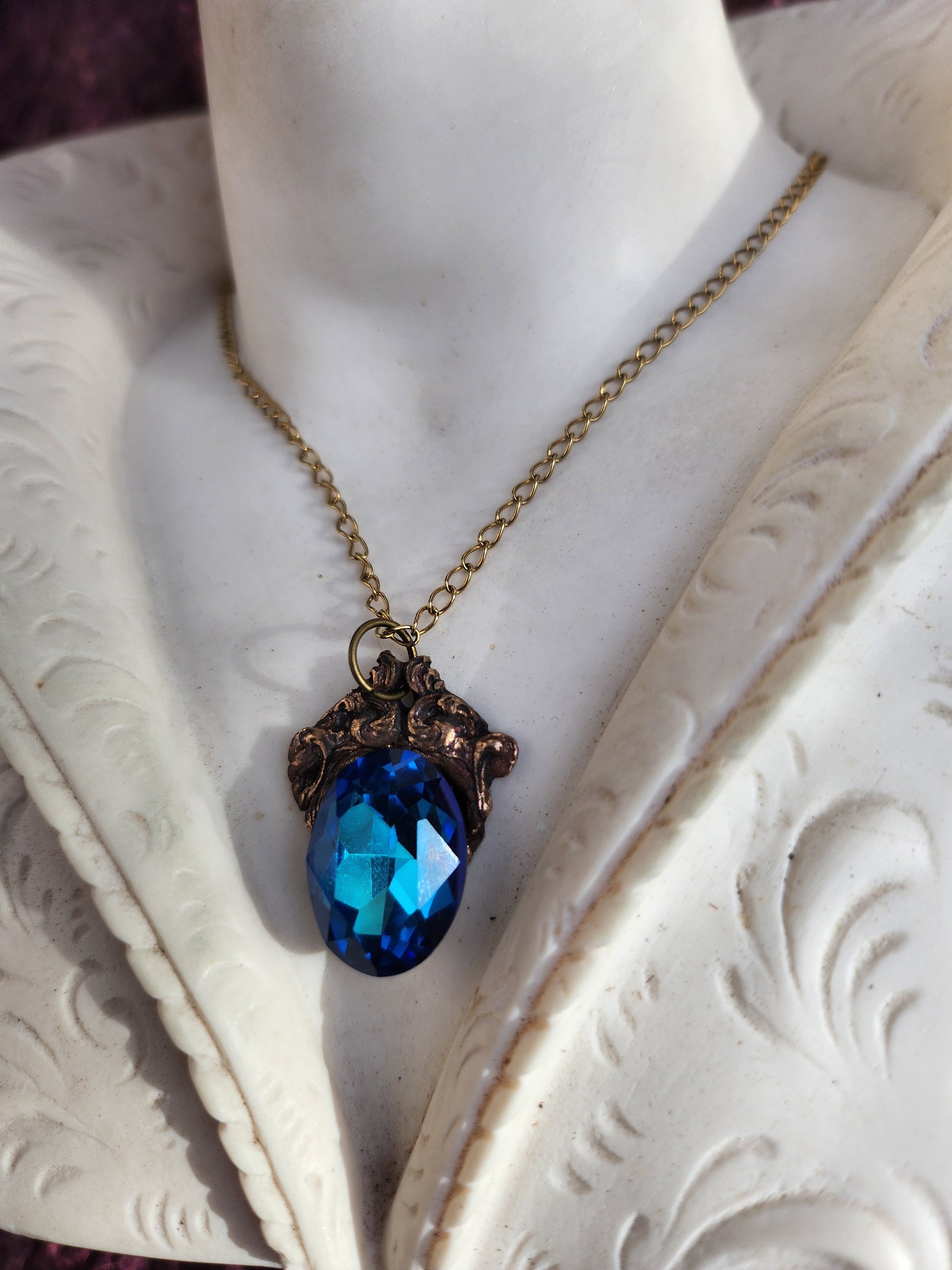 Colgante de bronce artesanal con cristal azul – Joyería de fantasía medieval