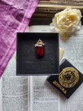 Colección Resonancia Arcana – Colgante de Bronce Hecho a Mano con Cristal Octogonal Rojo Oscuro