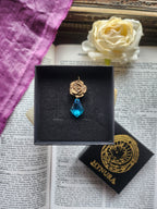 Coleção Rosarium - Pendente de rosa em bronze feito à mão com cristal azul claro