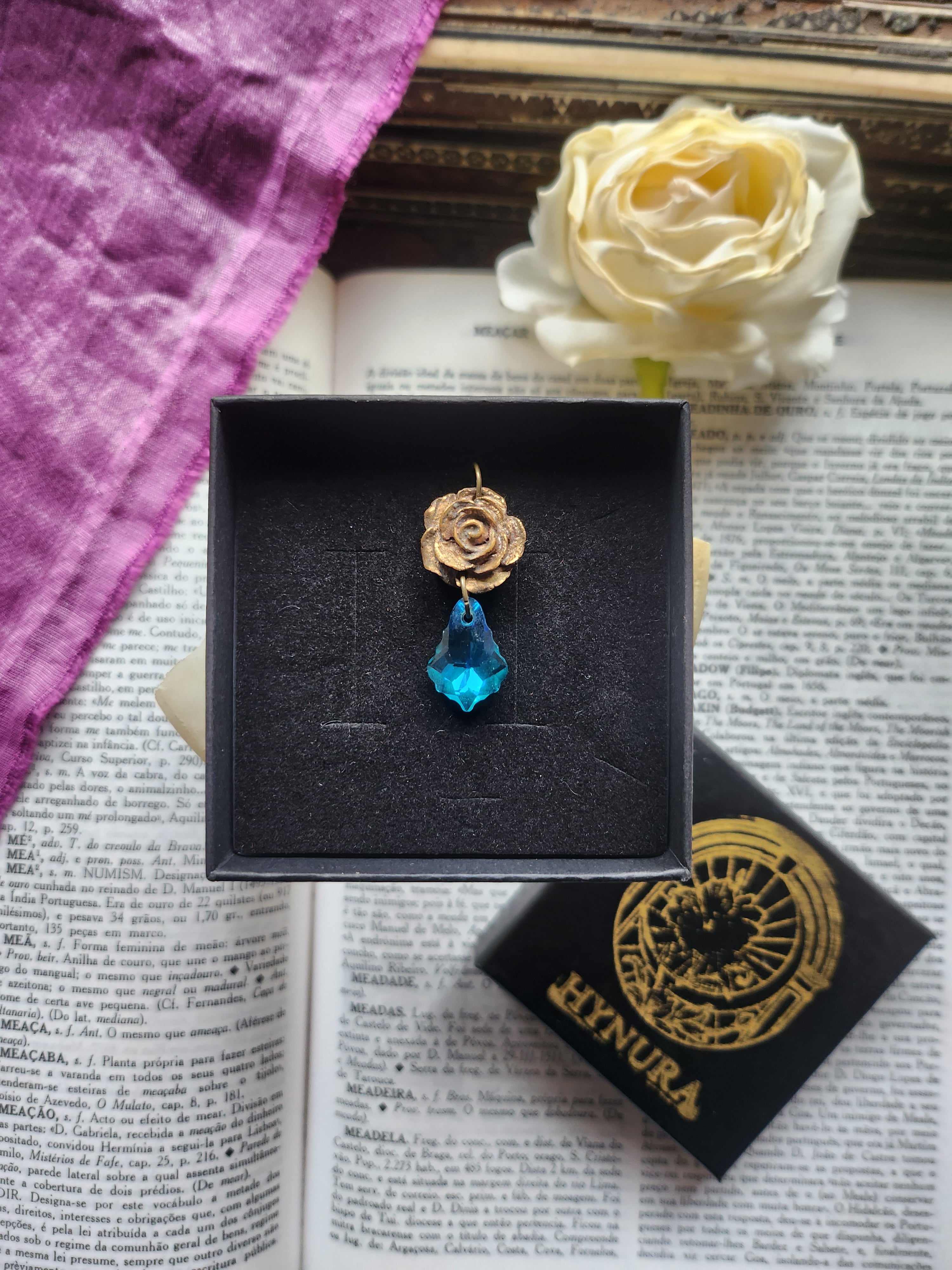 Coleção Rosarium - Pendente de rosa em bronze feito à mão com cristal azul claro
