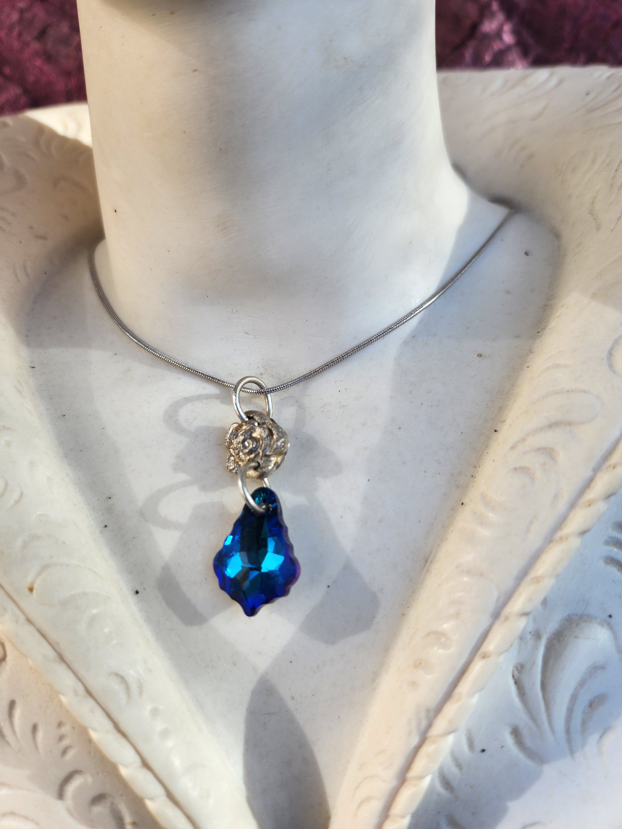 Collar de flor de plata y cristal azul profundo – Colgante de plata 999 hecho a mano – Joyería romántica Fairycore – Un regalo único