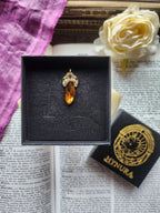 Coleção Ressonância Arcana – Pendente artesanal em bronze com cristal Navette castanho