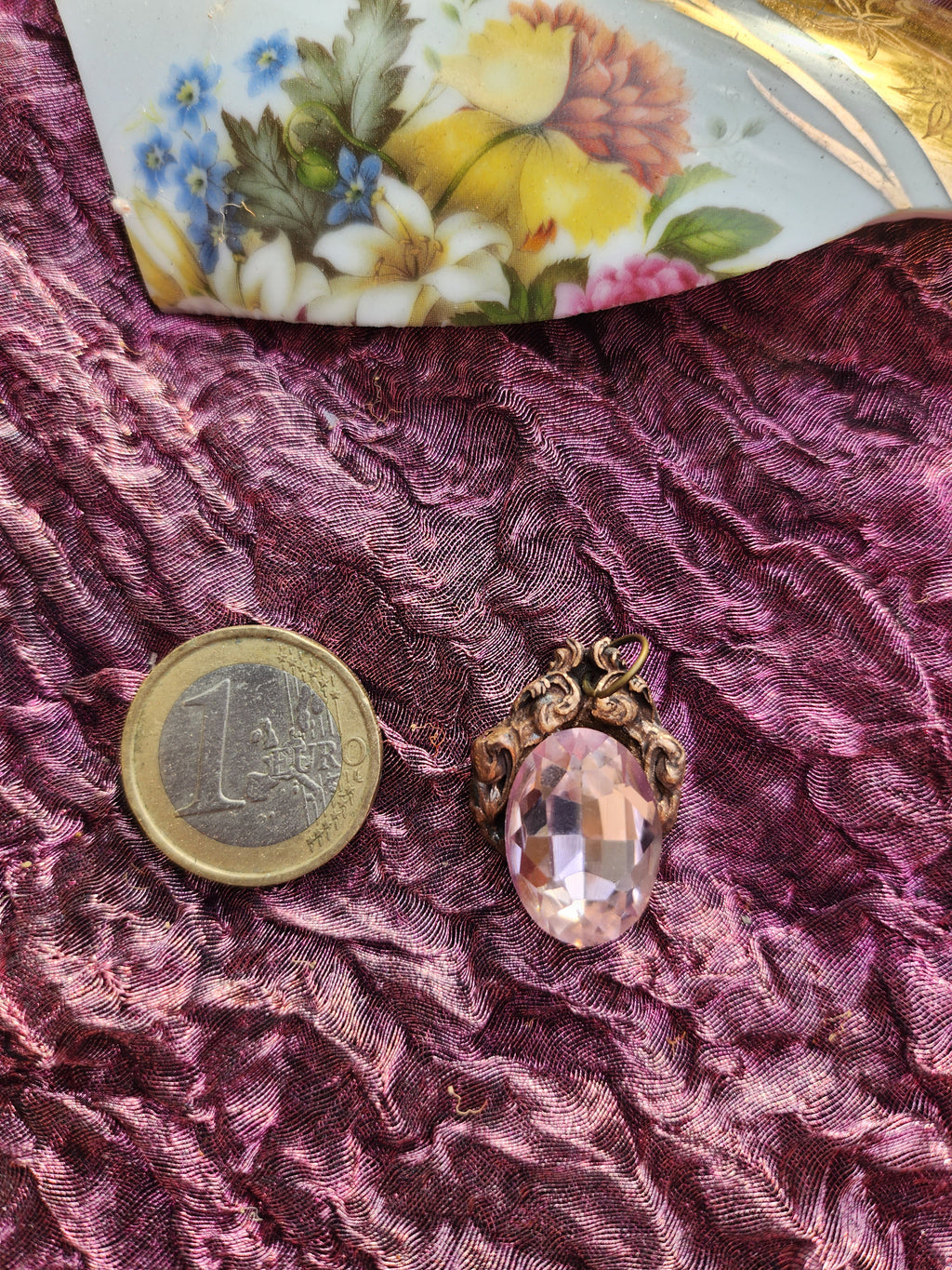 Colgante de bronce artesanal con cristal rosa claro: joyería romántica vintage
