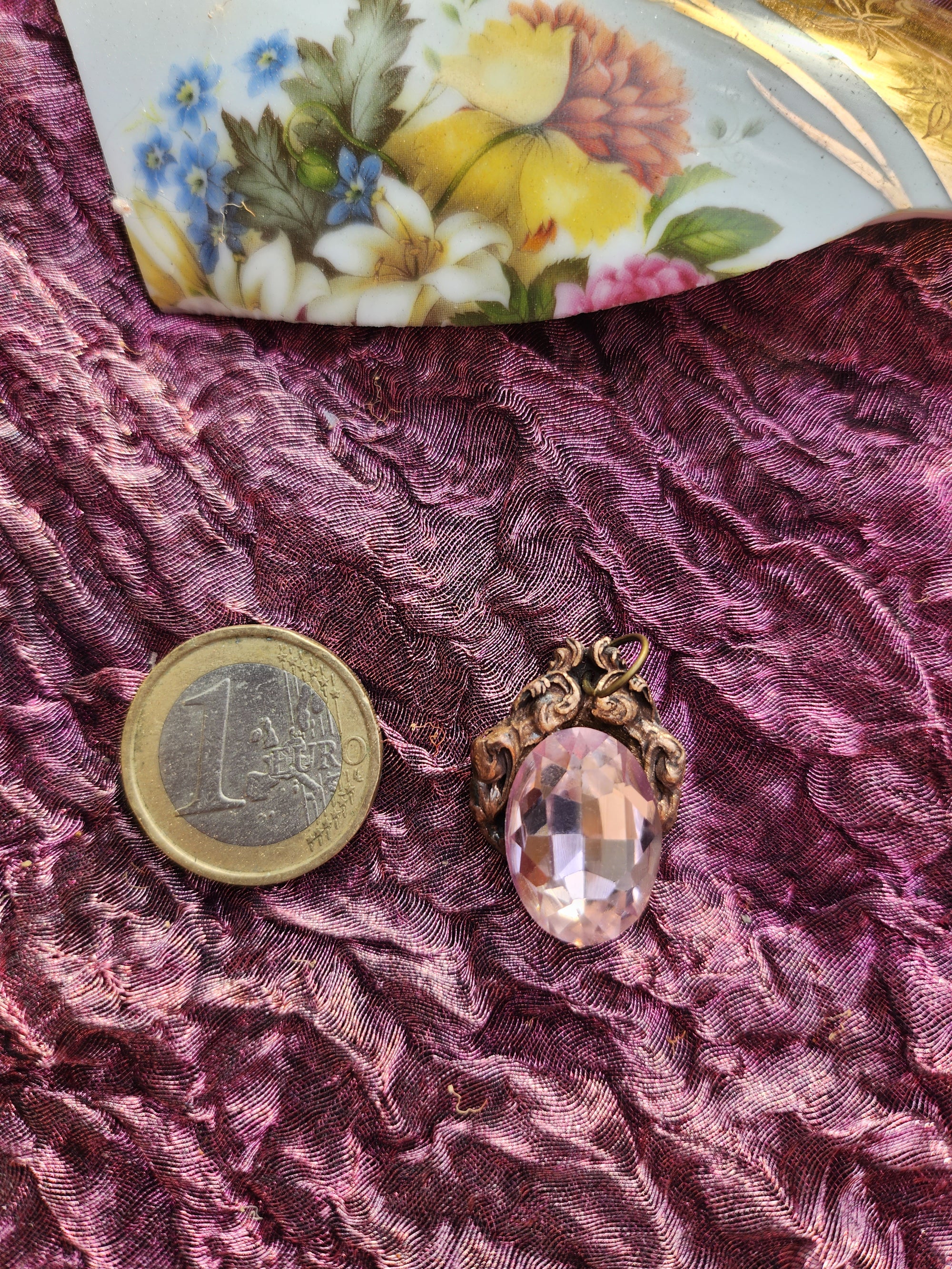 Colgante de bronce artesanal con cristal rosa claro: joyería romántica vintage