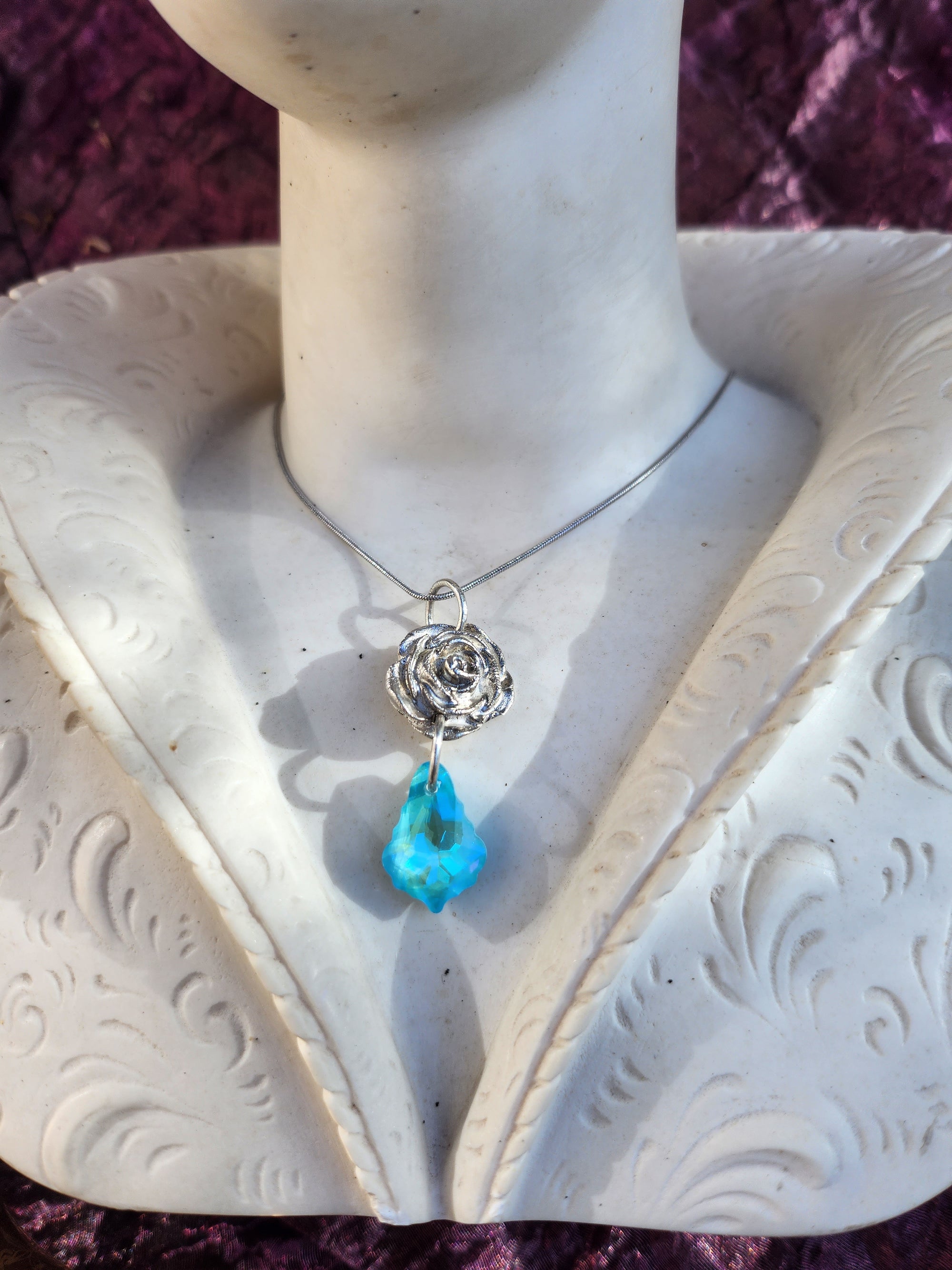 Colgante de rosa de plata y cristal azul – Collar de plata fina – Joyería romántica Fairycore – Regalo floral encantado para ella