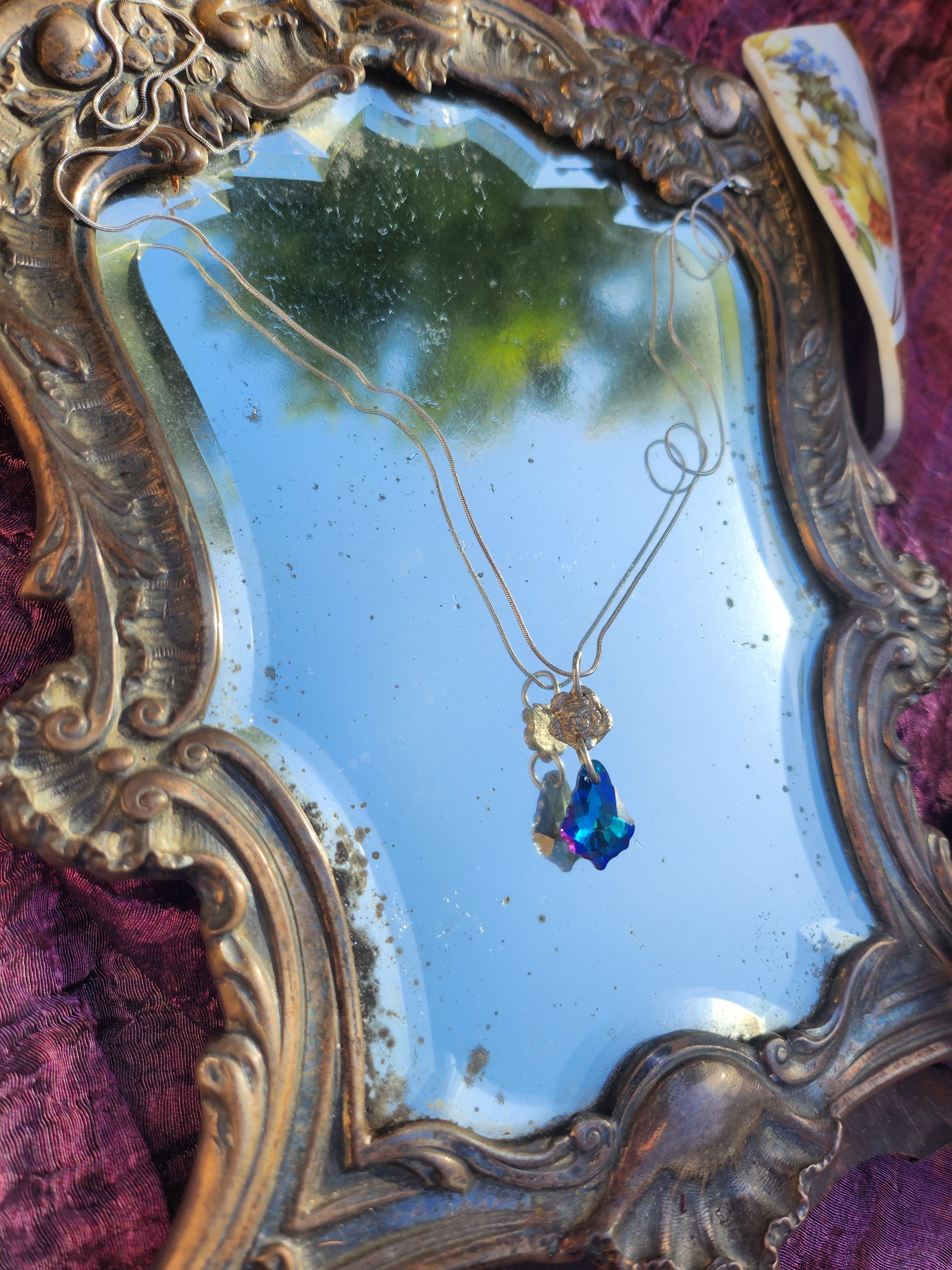 Coleção Rosarium - Pendente rosa artesanal em prata 999 com cristal azul safira profundo