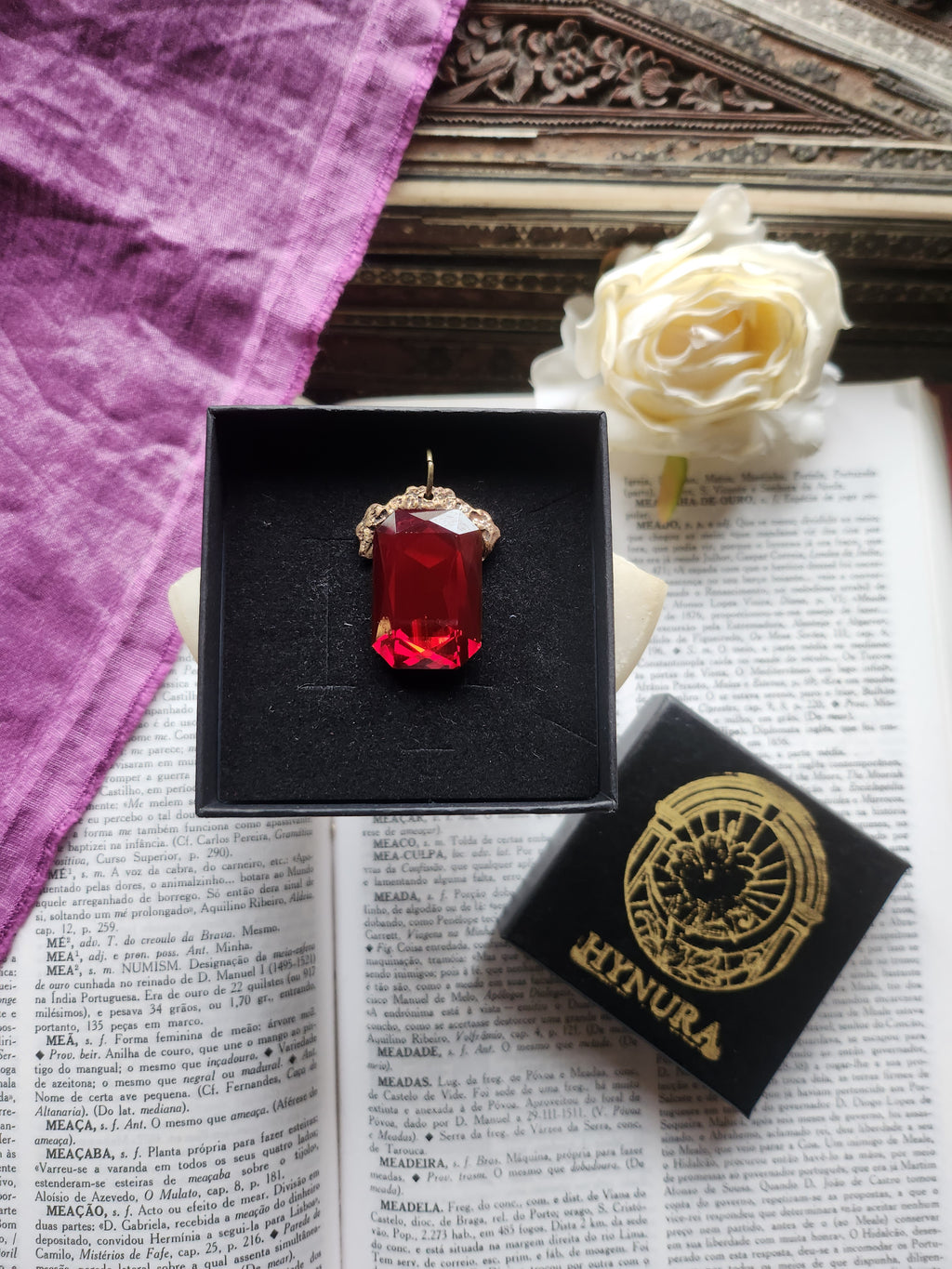 Colección Barroco Místico – Colgante de Bronce Hecho a Mano con Cristal Octogonal Rojo Oscuro