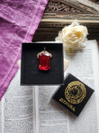 Colección Barroco Místico – Colgante de Bronce Hecho a Mano con Cristal Octogonal Rojo Oscuro