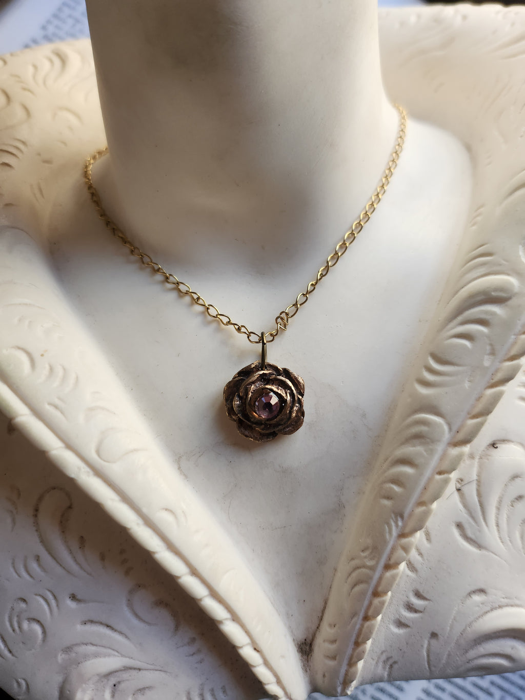 Coleção Rosarium - Pendente Rosa em Bronze Feito à Mão com Cristal Rosa Claro