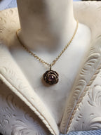 Coleção Rosarium - Pendente Rosa em Bronze Feito à Mão com Cristal Rosa Claro