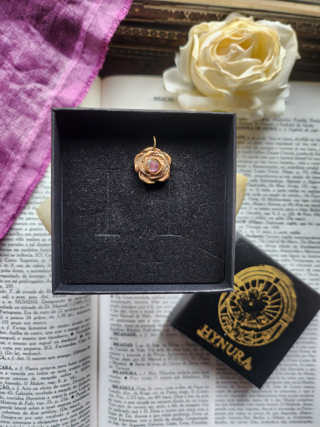 Coleção Rosarium - Pendente Rosa em Bronze Feito à Mão com Cristal Rosa Claro