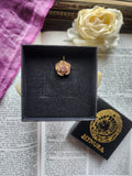 Coleção Rosarium - Pendente Rosa em Bronze Feito à Mão com Cristal Rosa Claro