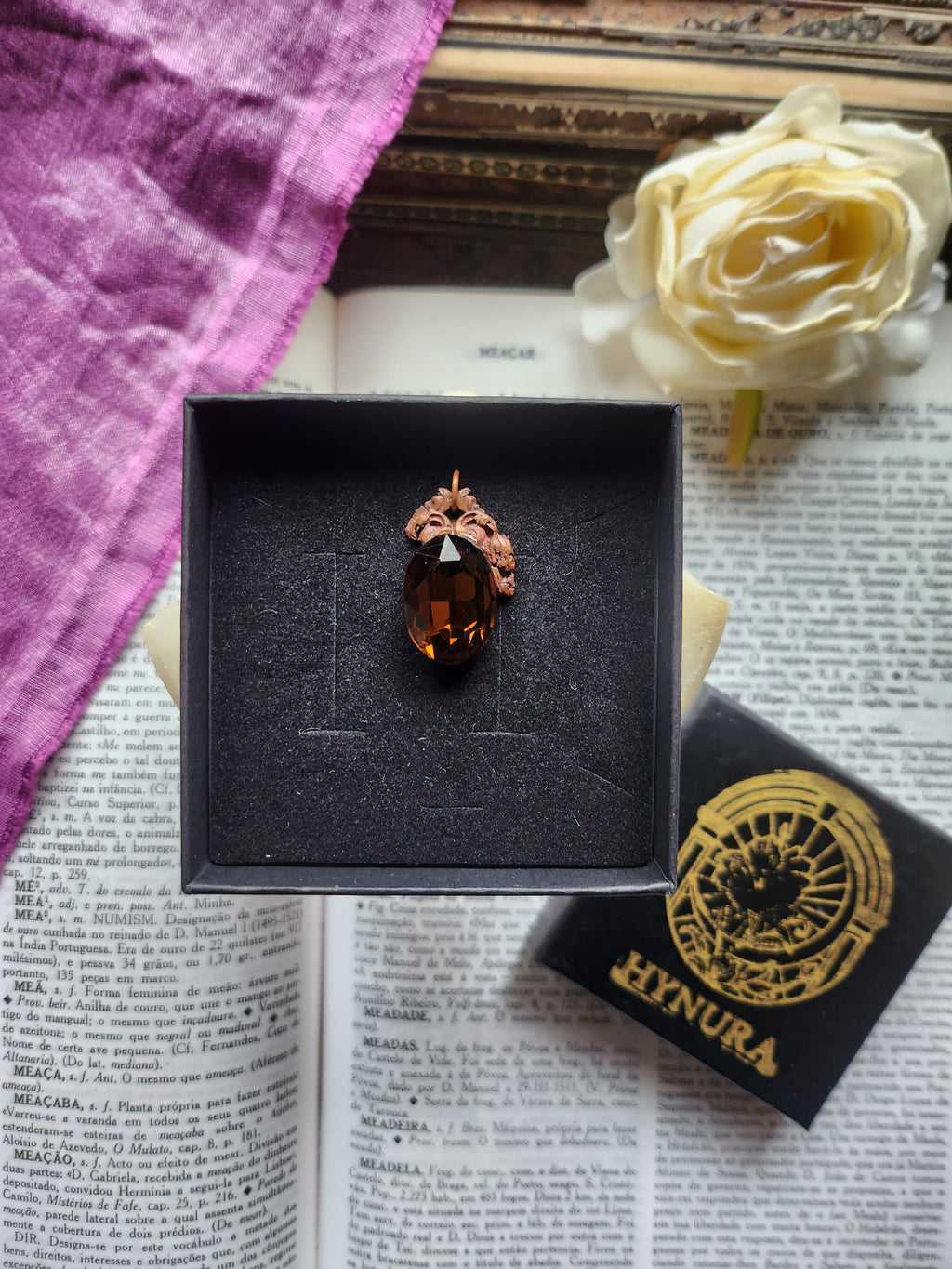 Colección Resonancia Arcana – Colgante de cobre hecho a mano con cristal ovalado marrón