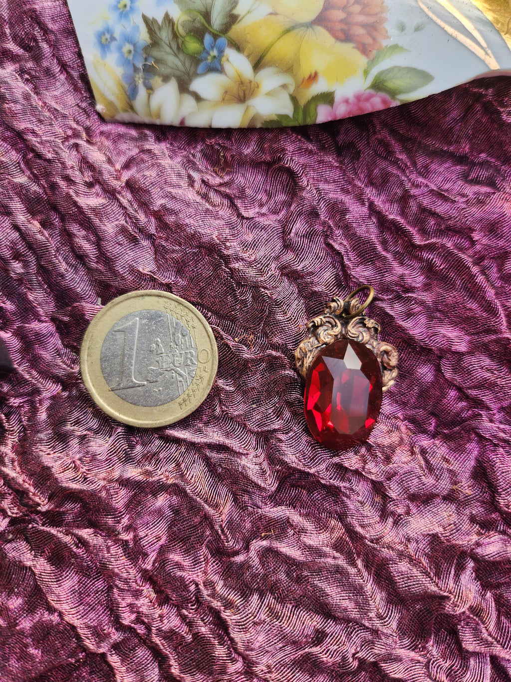 Colgante de bronce hecho a mano con cristal rojo rubí – Joyería gótica vintage