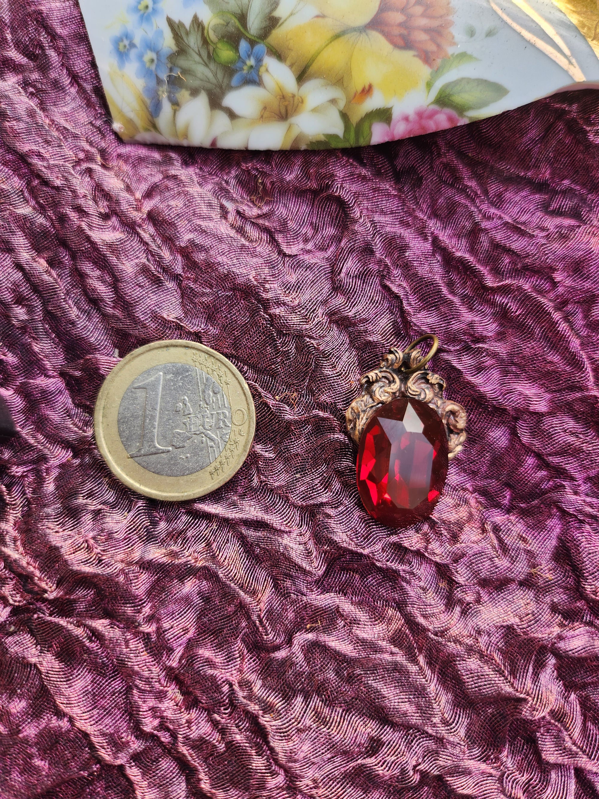 Colgante de bronce hecho a mano con cristal rojo rubí – Joyería gótica vintage