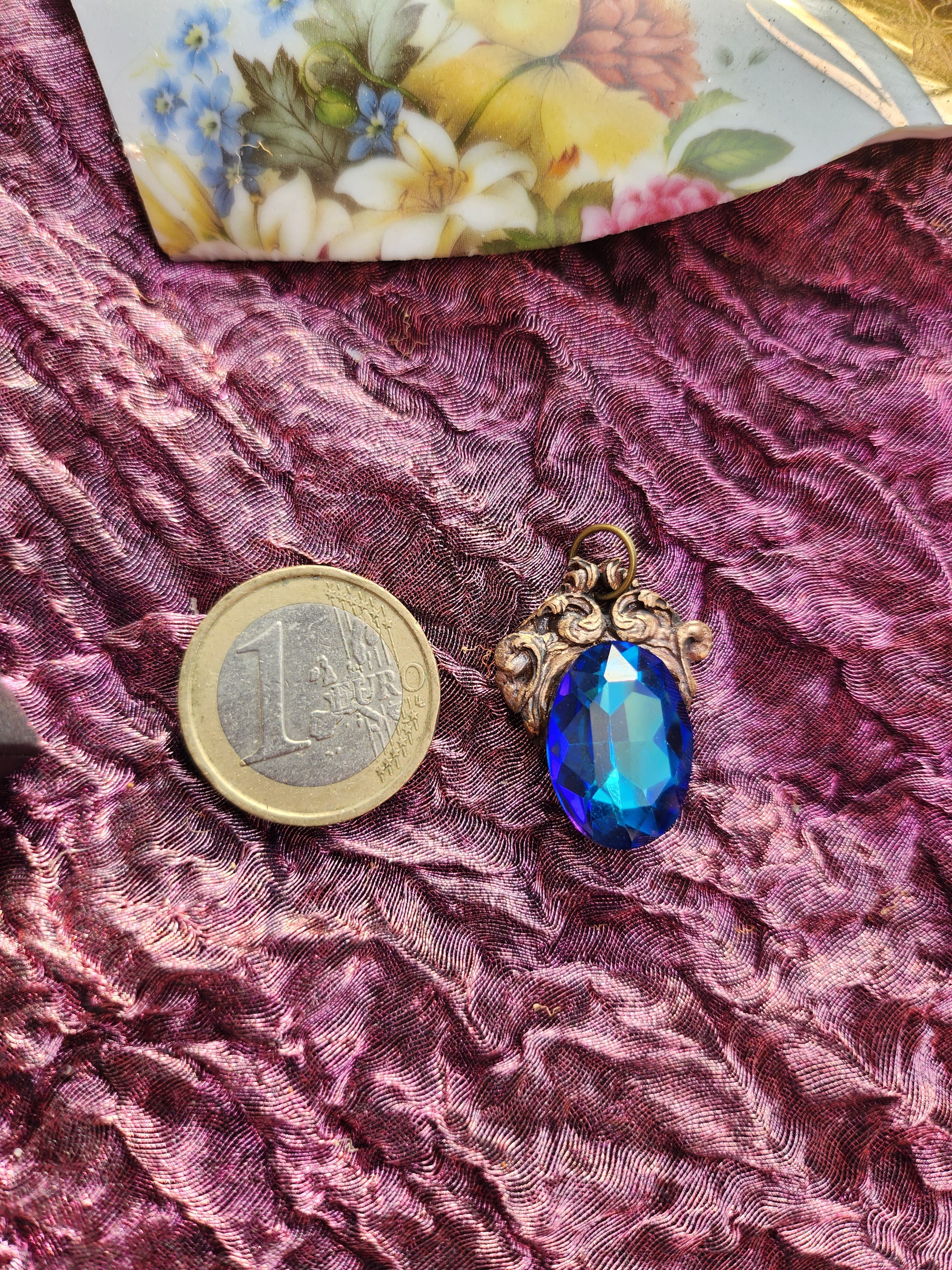 Colgante de bronce artesanal con cristal azul – Joyería de fantasía medieval