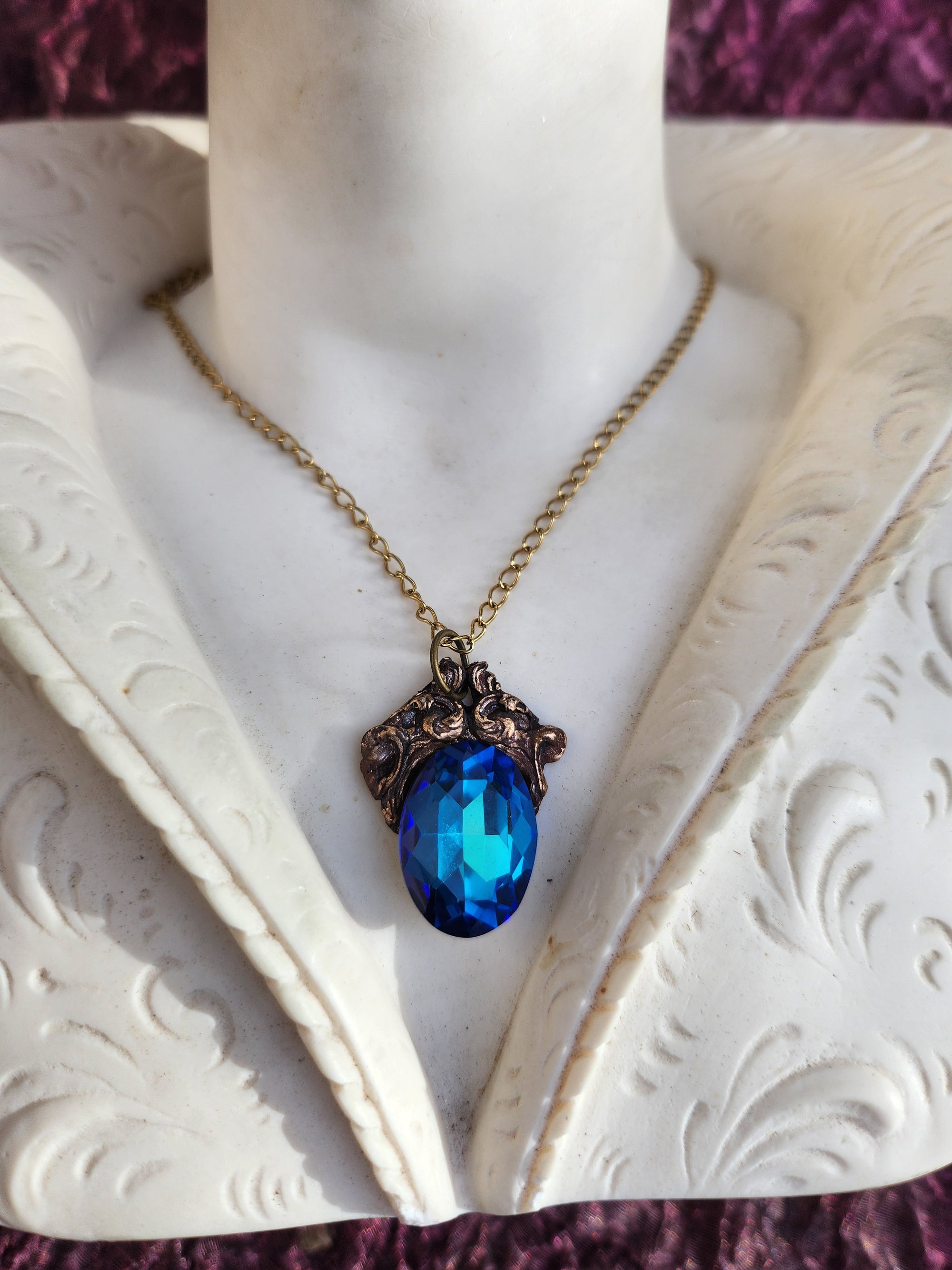 Colgante de bronce artesanal con cristal azul – Joyería de fantasía medieval