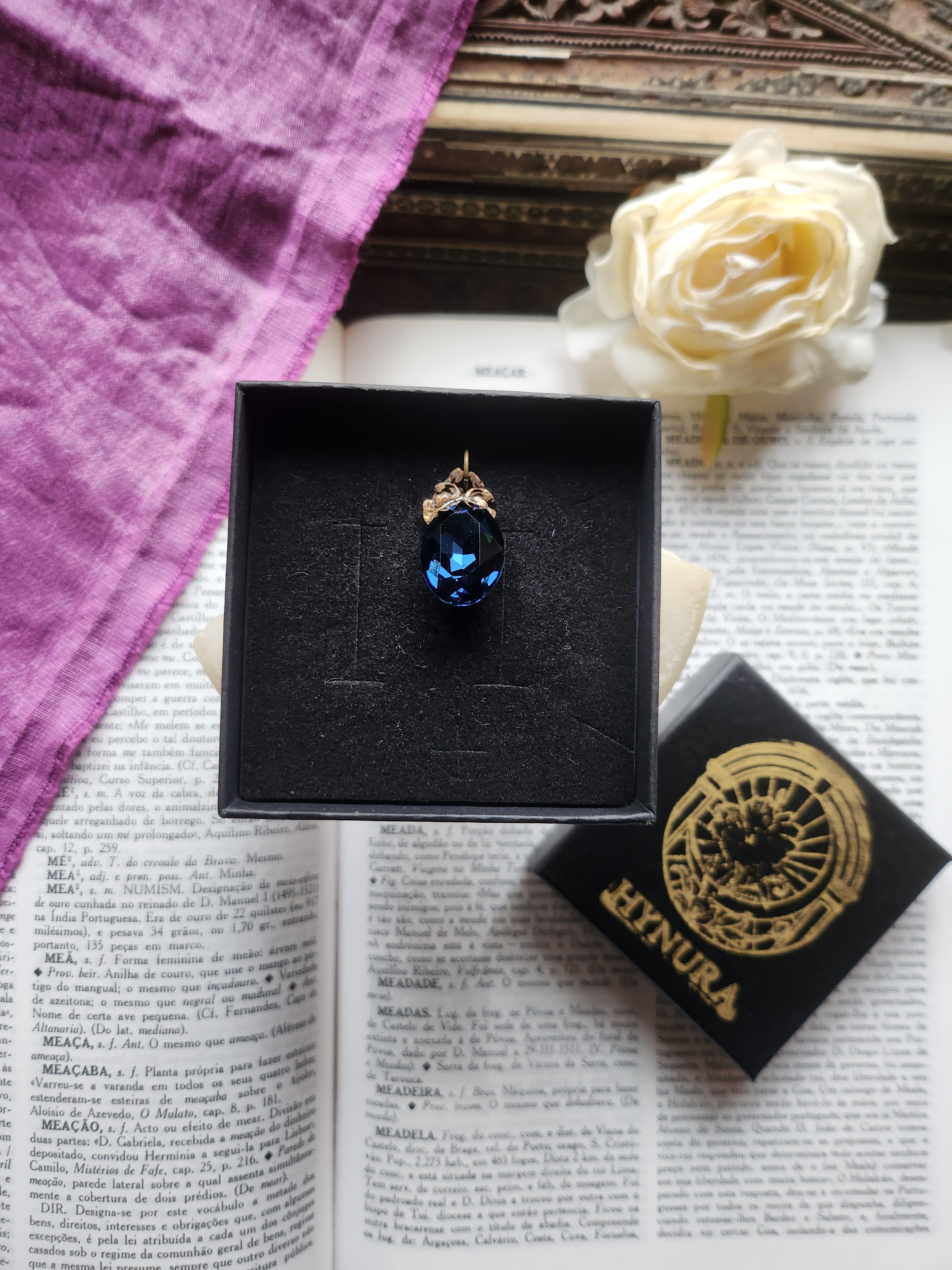 Coleção Ressonância Arcana – Pequeno Pendente Artesanal em Bronze com Cristal Oval Azul Escuro