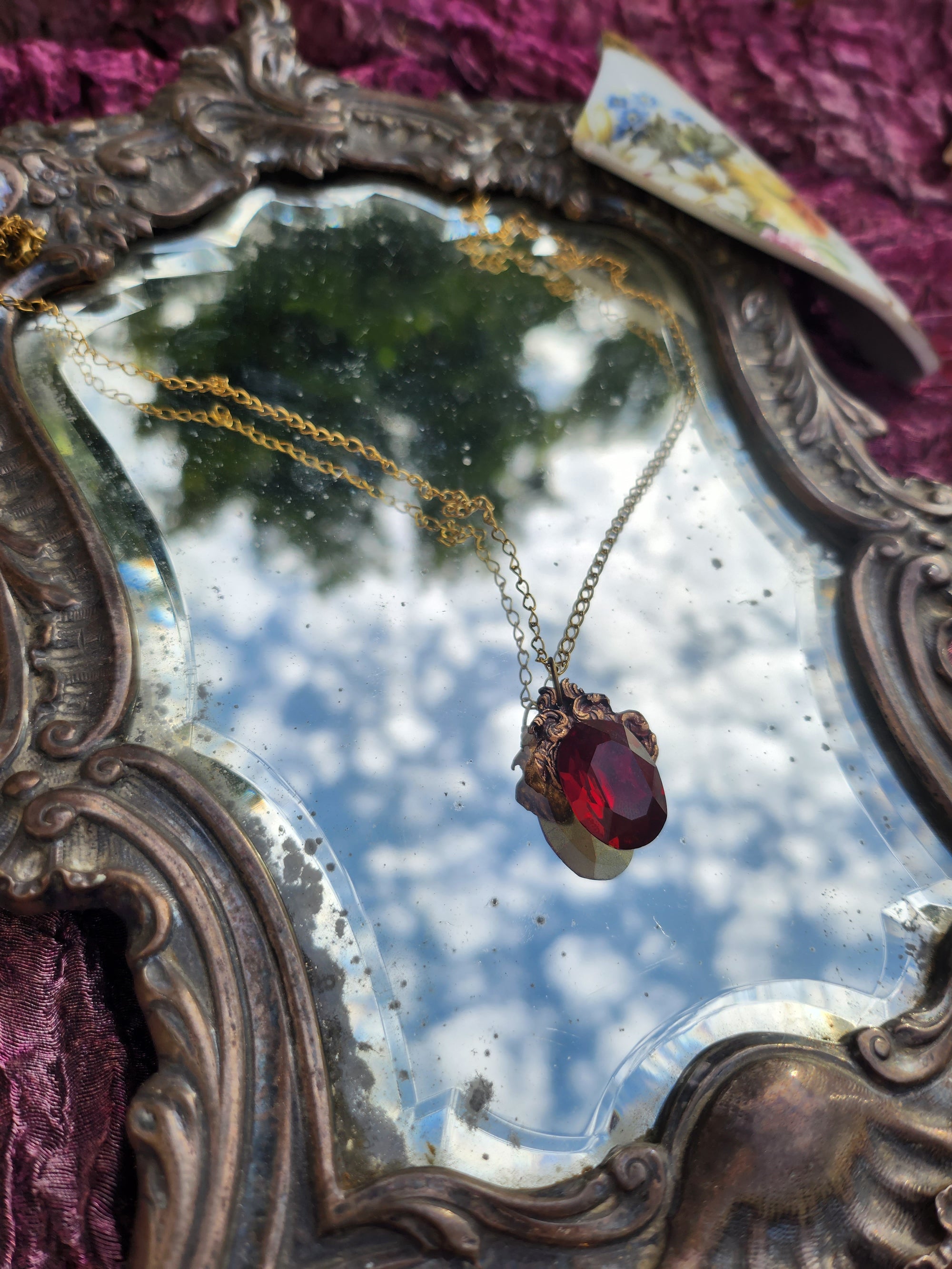Colgante de bronce hecho a mano con cristal rojo rubí – Joyería gótica vintage