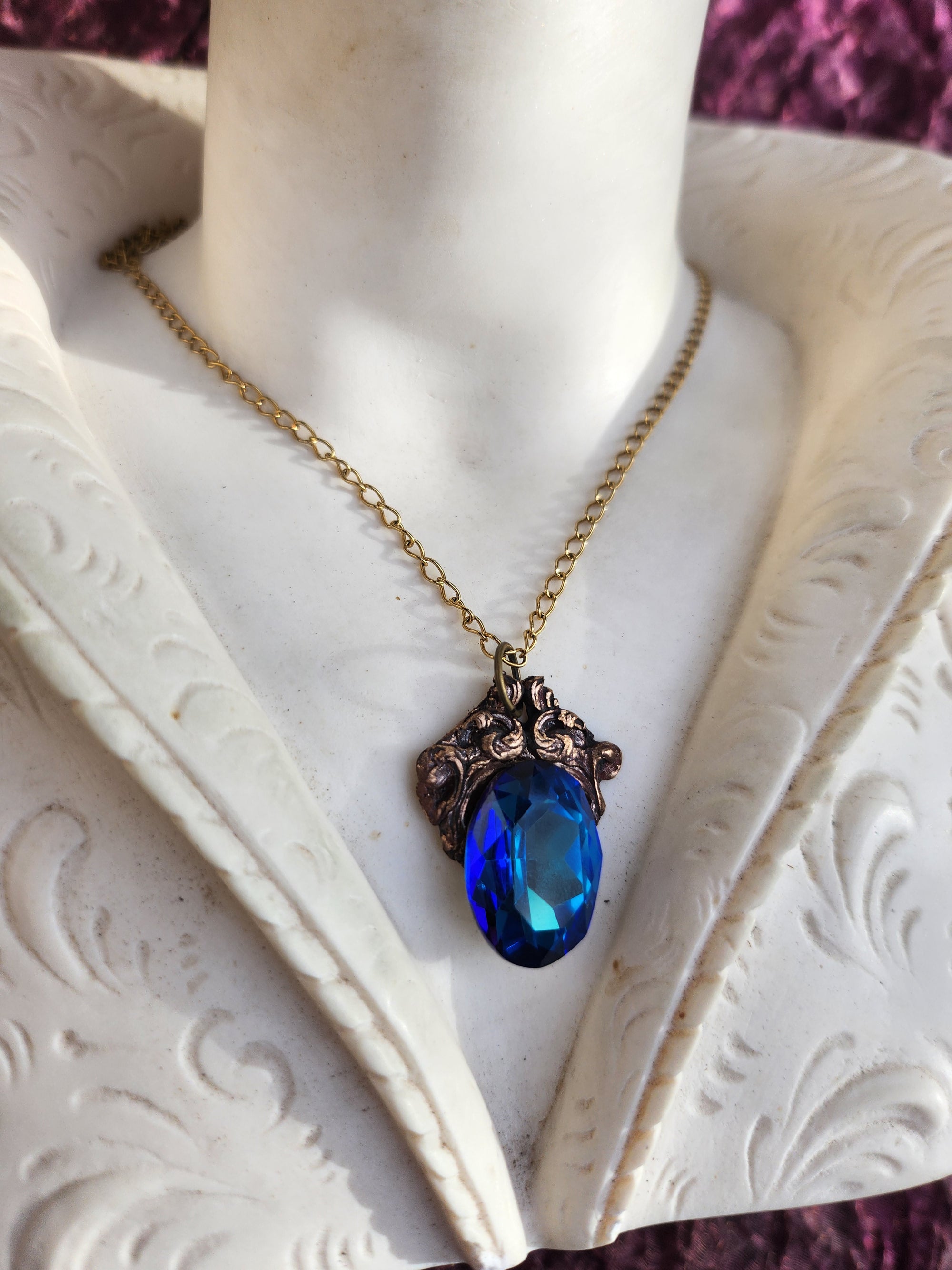 Colgante de bronce artesanal con cristal azul – Joyería de fantasía medieval