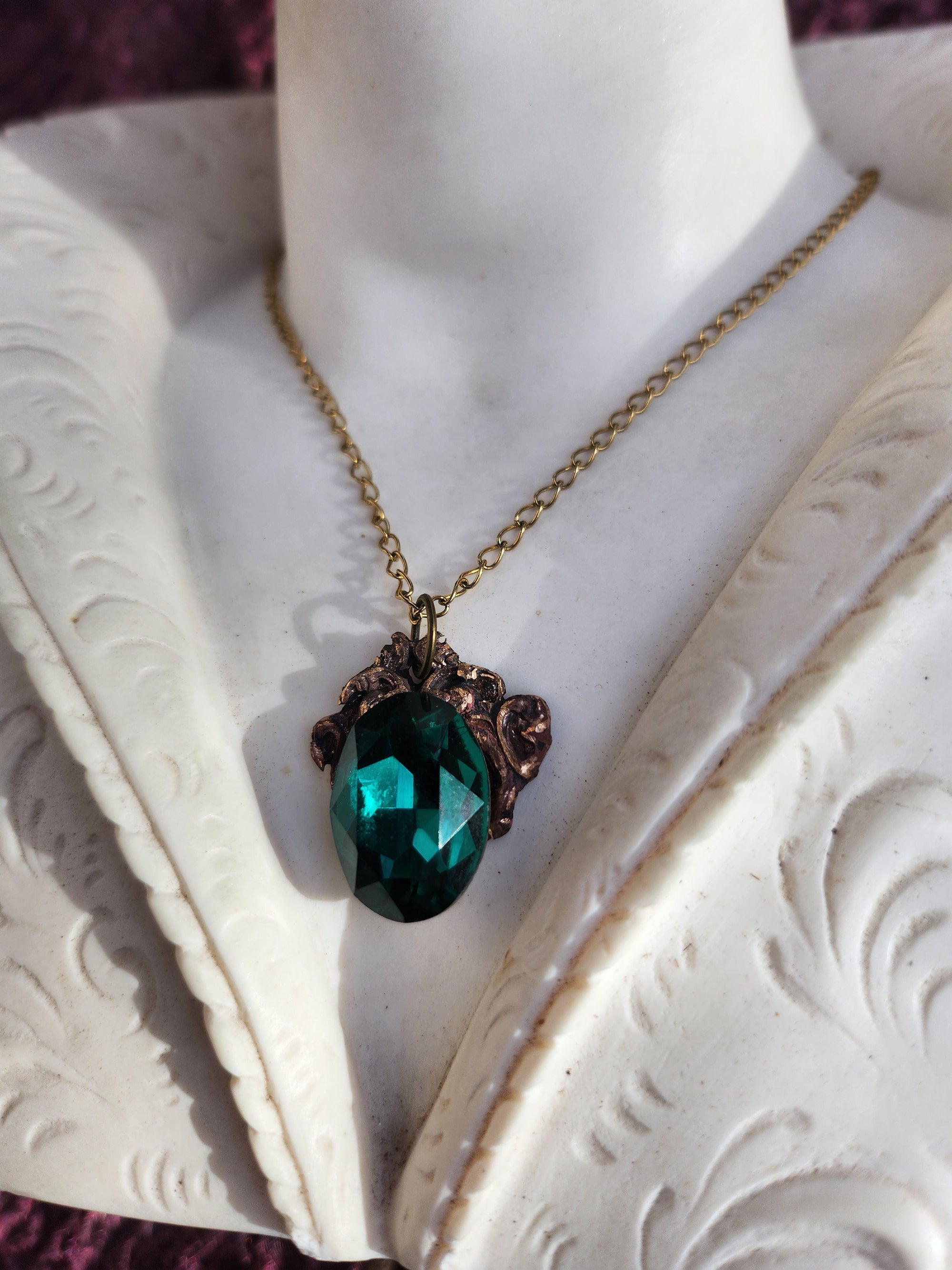 Colgante de bronce artesanal con cristal verde esmeralda – Joyería gótica renacentista