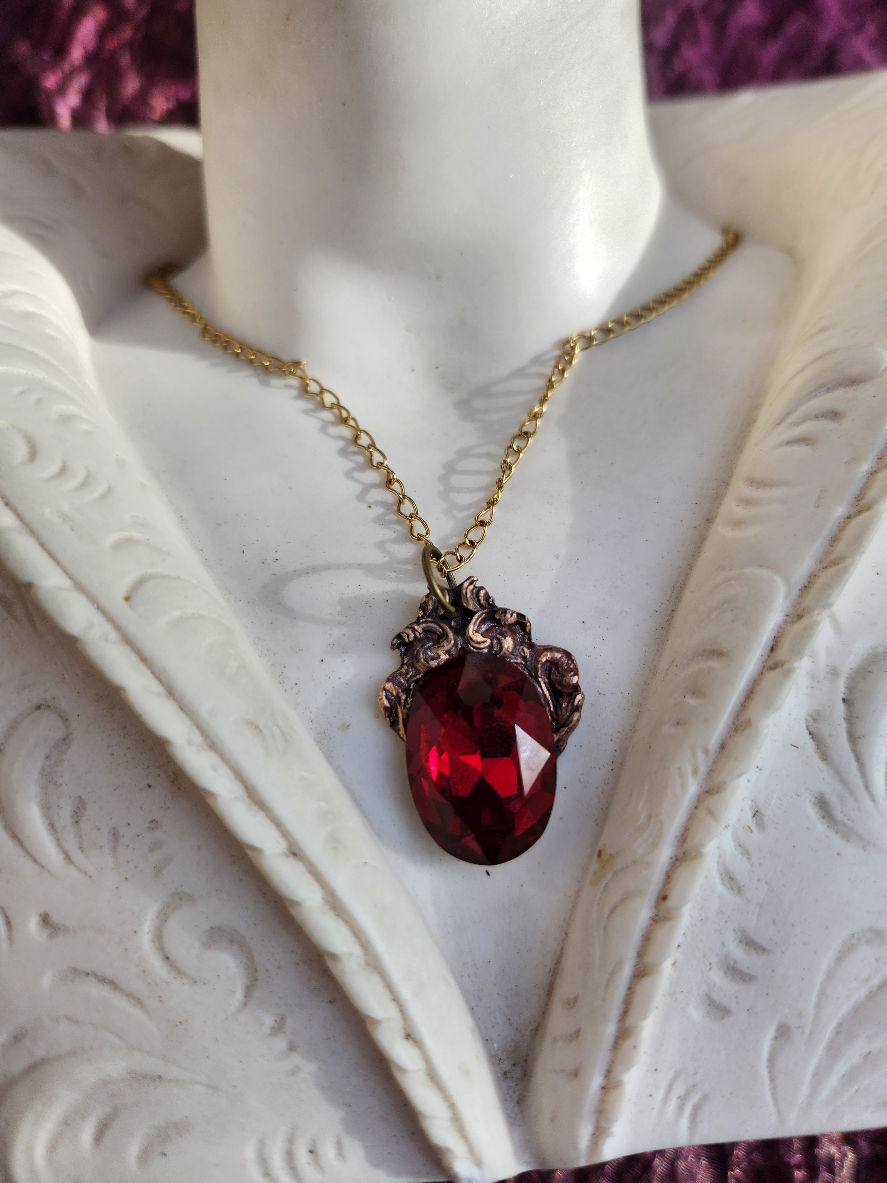 Coleção Ressonância Arcana – Pendente artesanal em bronze com cristal oval vermelho rubi