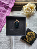 Coleção Ressonância Arcana – Pendente artesanal em bronze com cristal octogonal azul-petróleo profundo