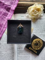 Coleção Ressonância Arcana – Pendente artesanal em bronze com cristal octogonal azul-petróleo profundo