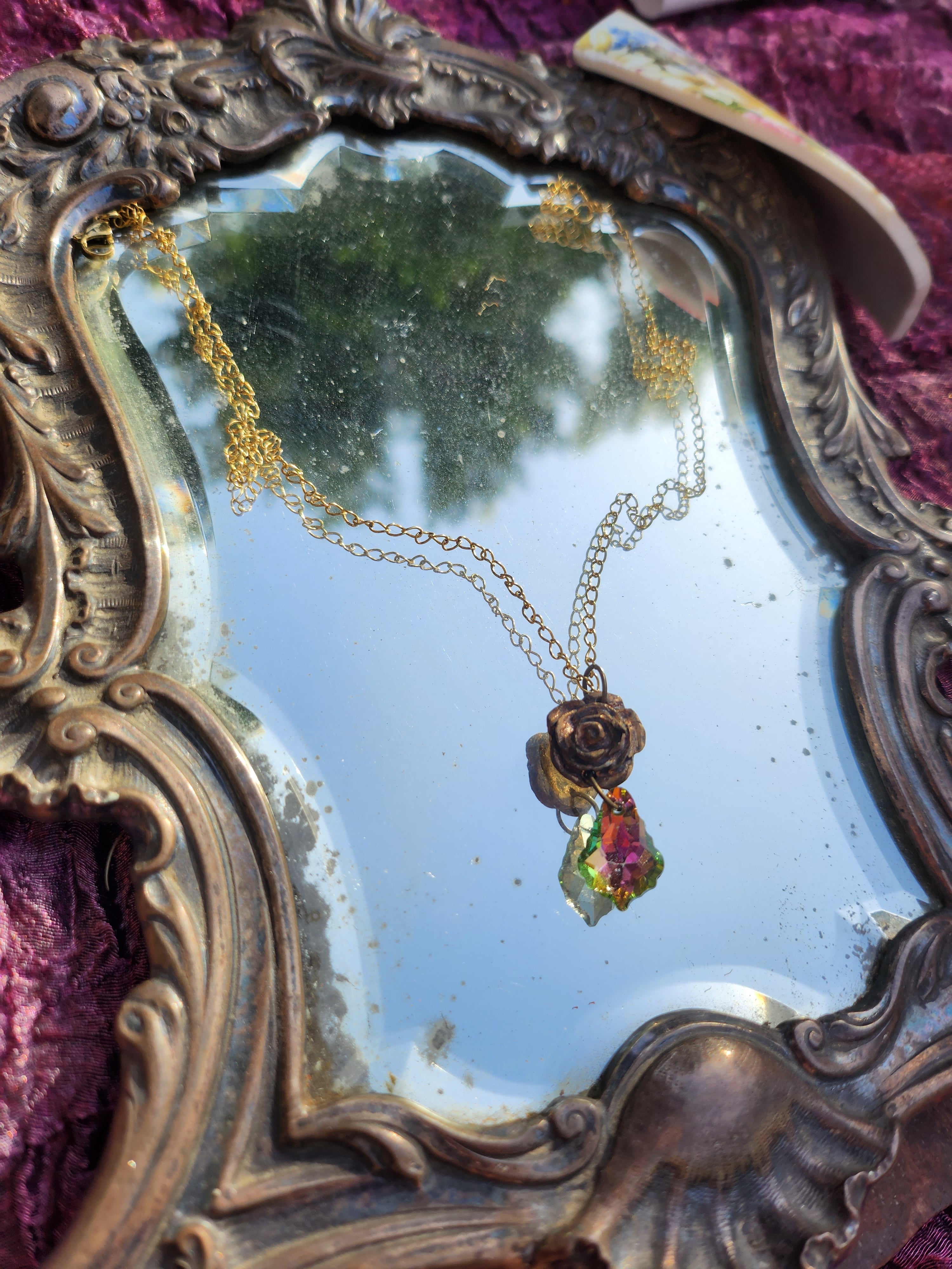 Coleção Rosarium - Pendente de rosa artesanal em bronze com cristais verdes e rosa