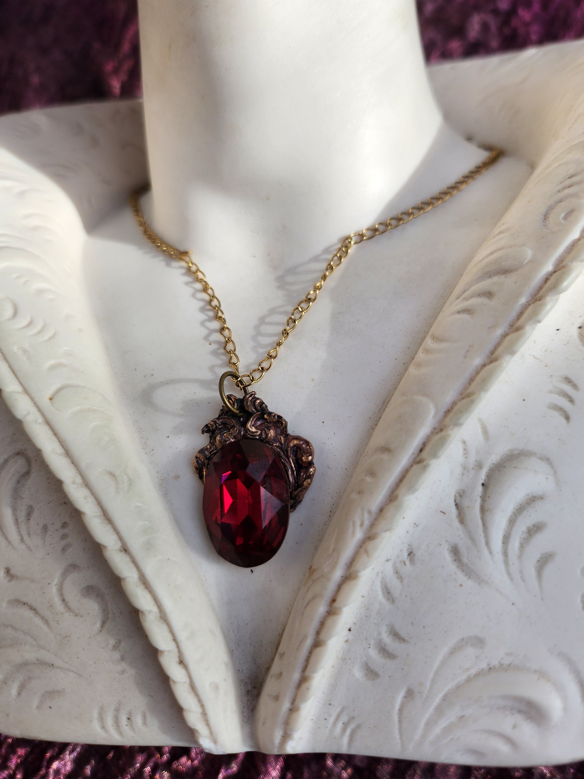Colgante de bronce hecho a mano con cristal rojo rubí – Joyería gótica vintage