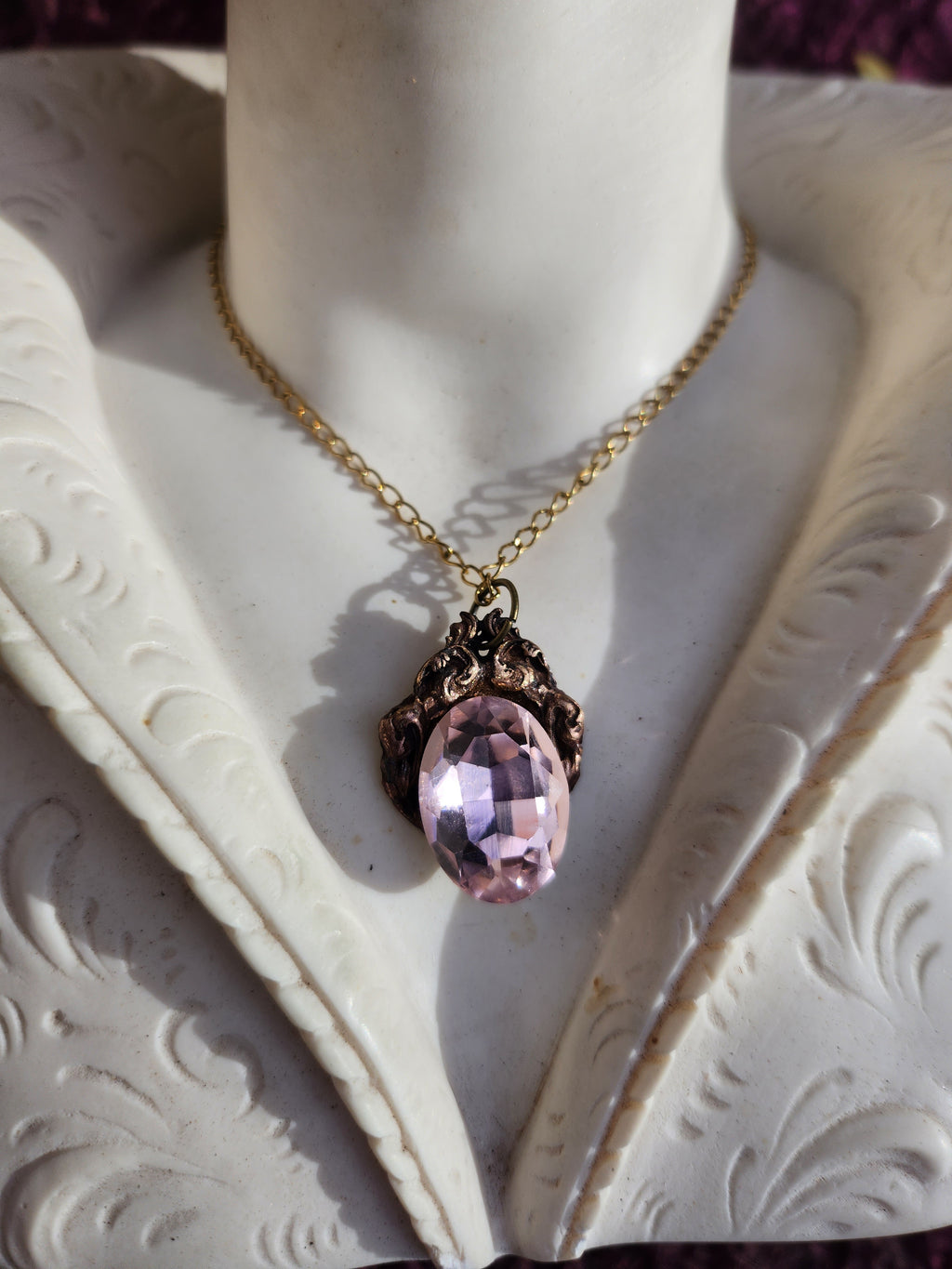 Colgante de bronce artesanal con cristal rosa claro: joyería romántica vintage
