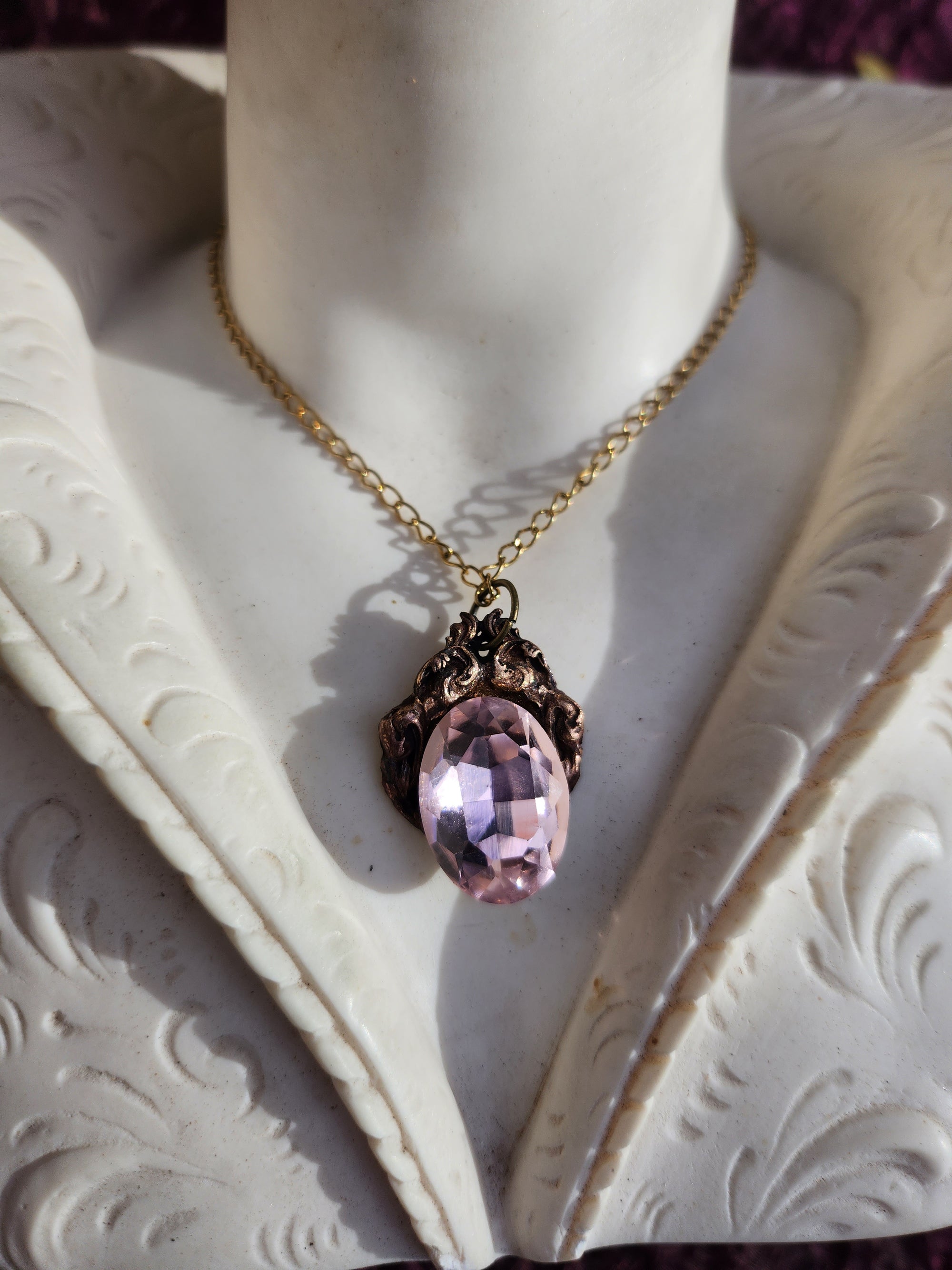 Colgante de bronce artesanal con cristal rosa claro: joyería romántica vintage