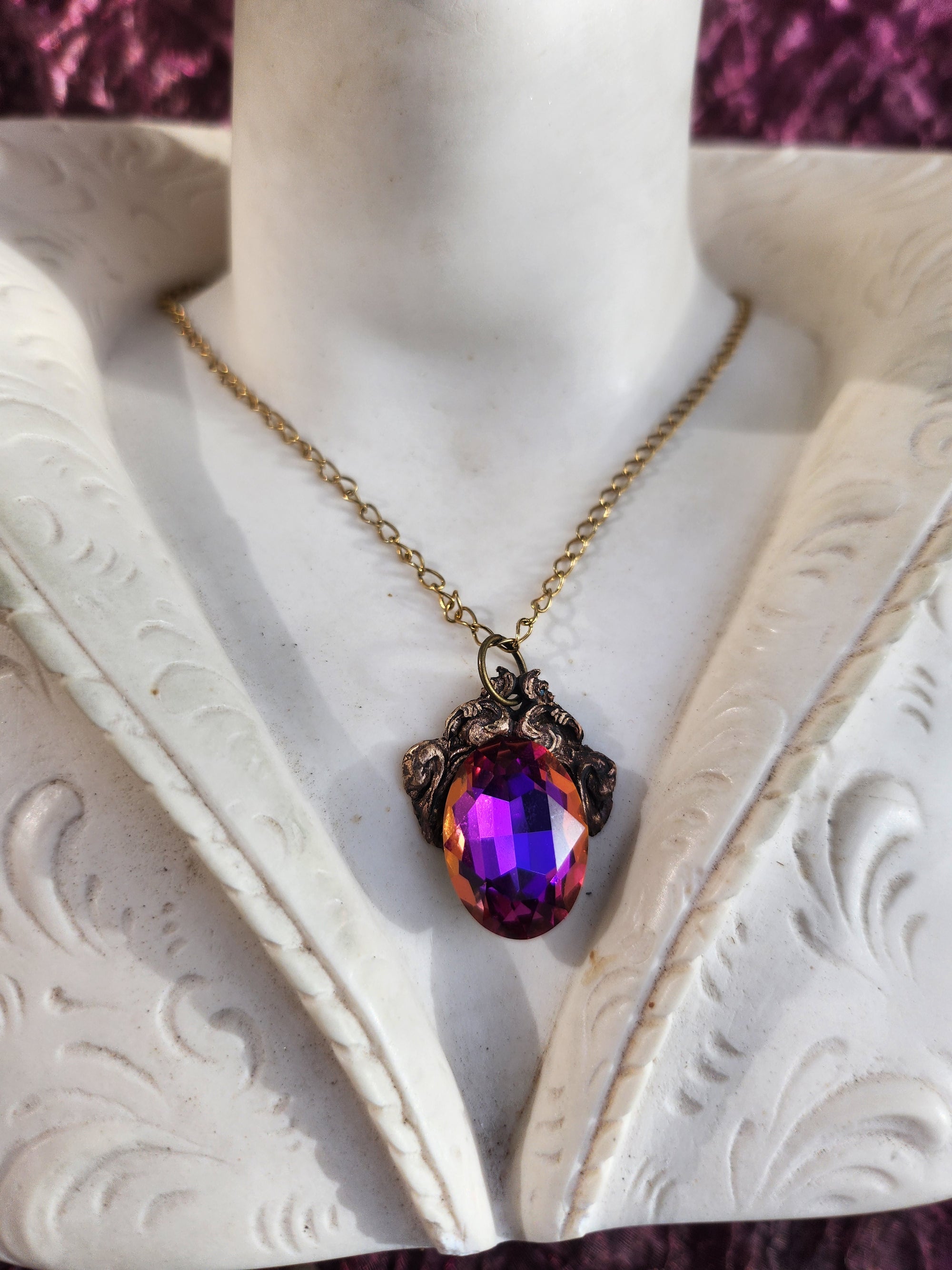 Colgante de bronce artesanal con cristales morados, fucsias y ámbar – Joyería medieval vintage