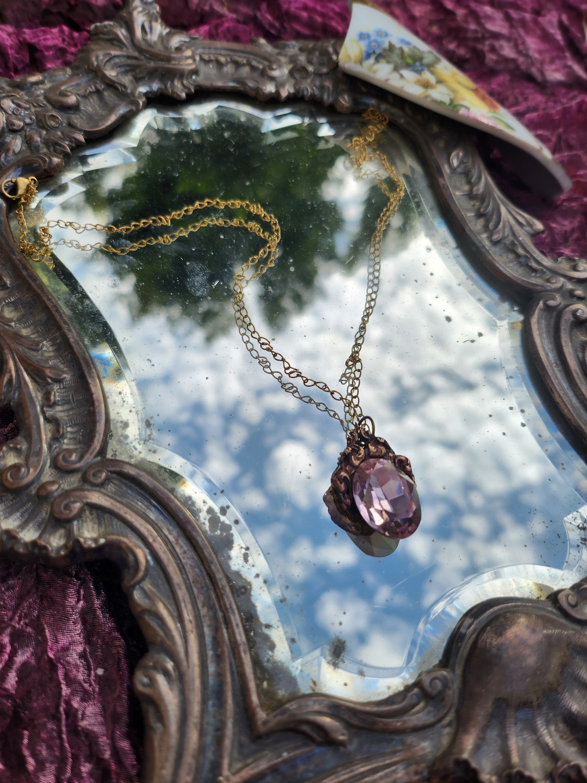 Colgante de bronce artesanal con cristal rosa claro: joyería romántica vintage