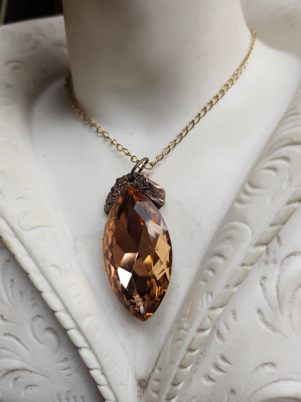 Coleção Mística Barroca - Pendente Artesanal de Bronze com Navete de Cristal Âmbar Claro