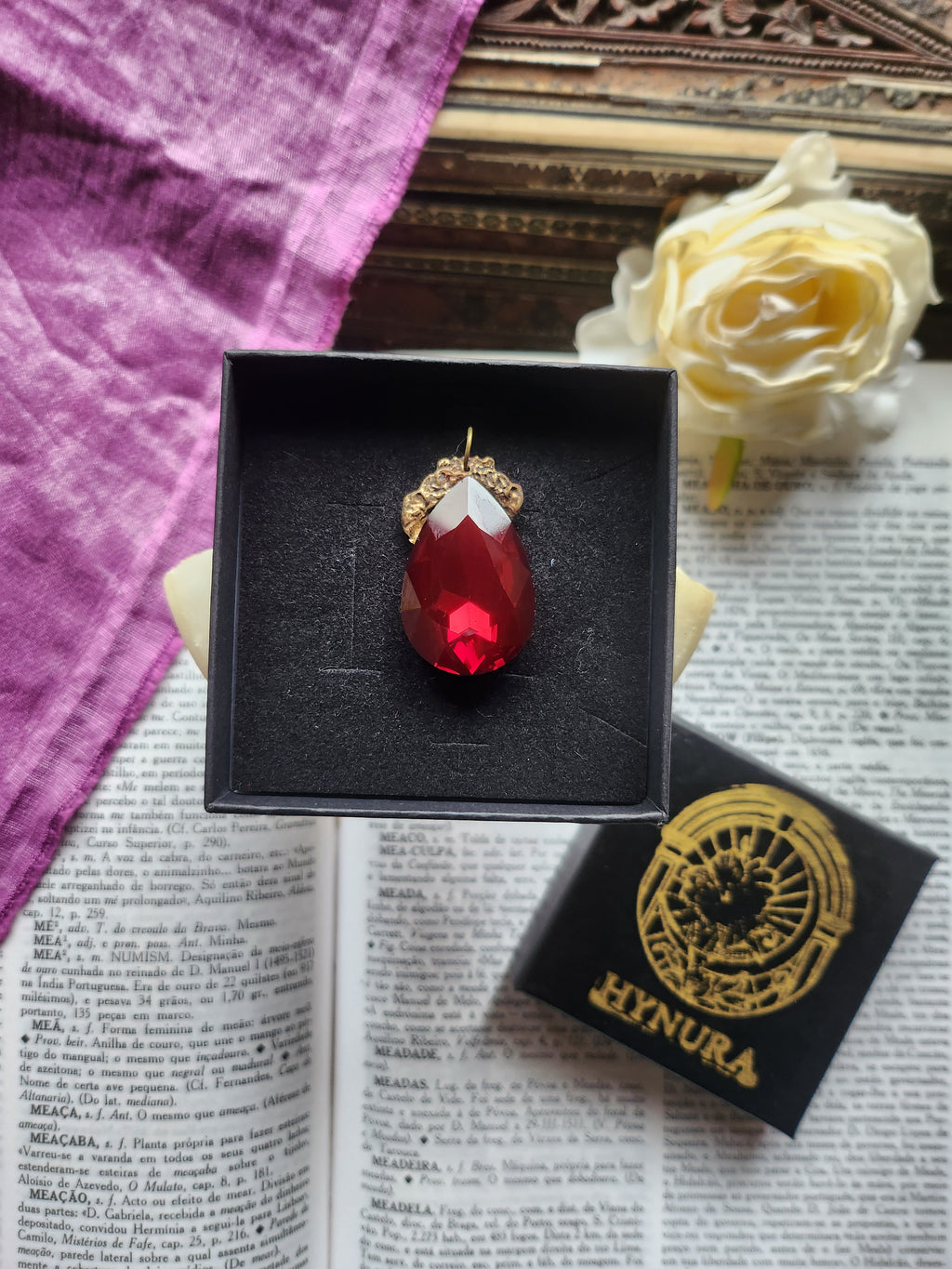 Coleção Barroca Mística – Pendente em bronze feito à mão com cristal vermelho escuro em forma de lágrima.