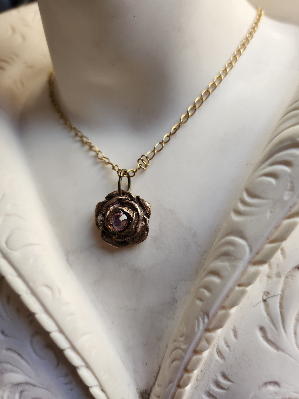 Coleção Rosarium - Pendente Rosa em Bronze Feito à Mão com Cristal Rosa Claro
