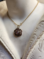 Coleção Rosarium - Pendente Rosa em Bronze Feito à Mão com Cristal Rosa Claro