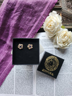 Coleção Flor Eterna – Brincos Flor em Bronze Feitos à Mão com Cristal Azul Real