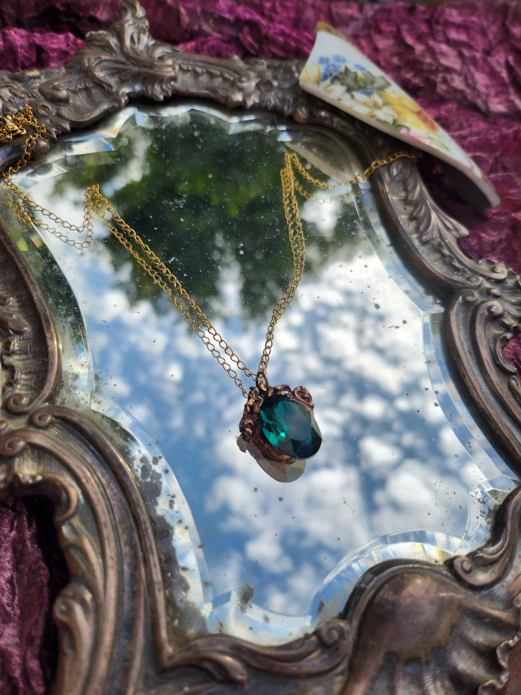Colgante de bronce artesanal con cristal verde esmeralda – Joyería gótica renacentista