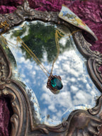 Colgante de bronce artesanal con cristal verde esmeralda – Joyería gótica renacentista