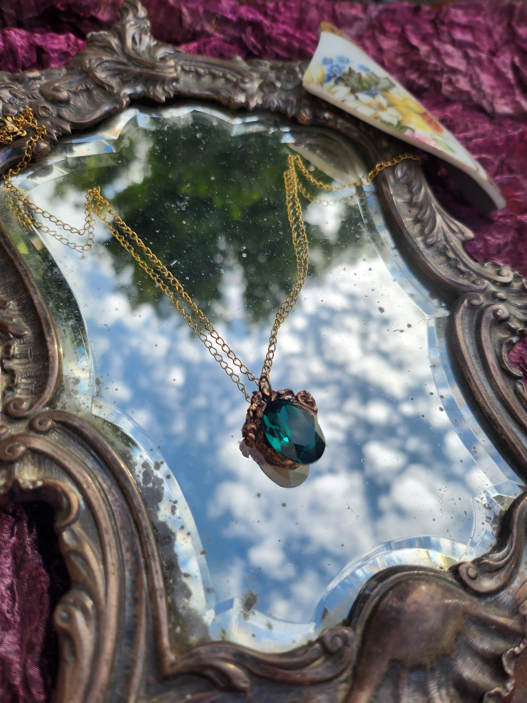 Colgante de bronce artesanal con cristal verde esmeralda – Joyería gótica renacentista