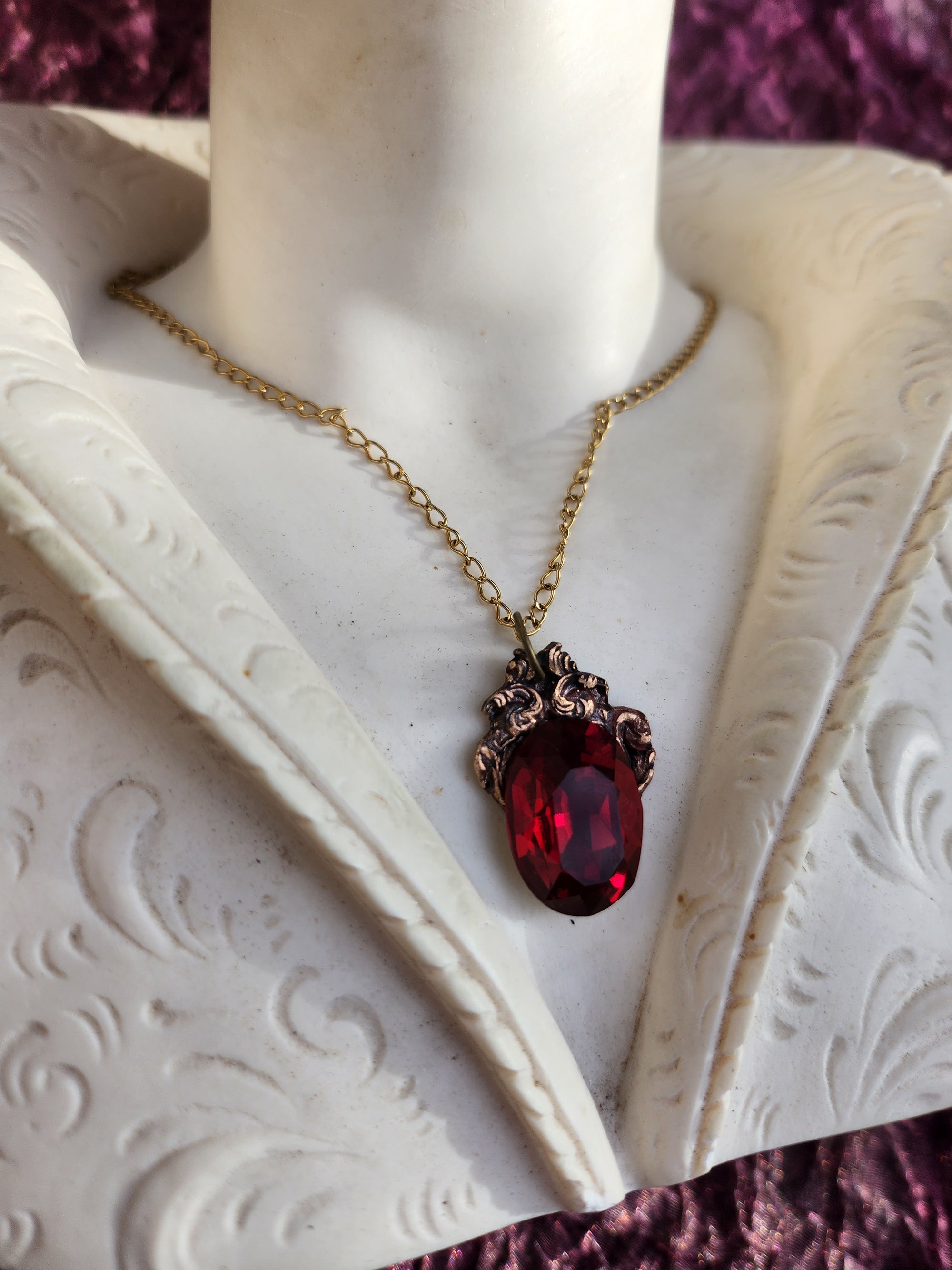 Colgante de bronce hecho a mano con cristal rojo rubí – Joyería gótica vintage