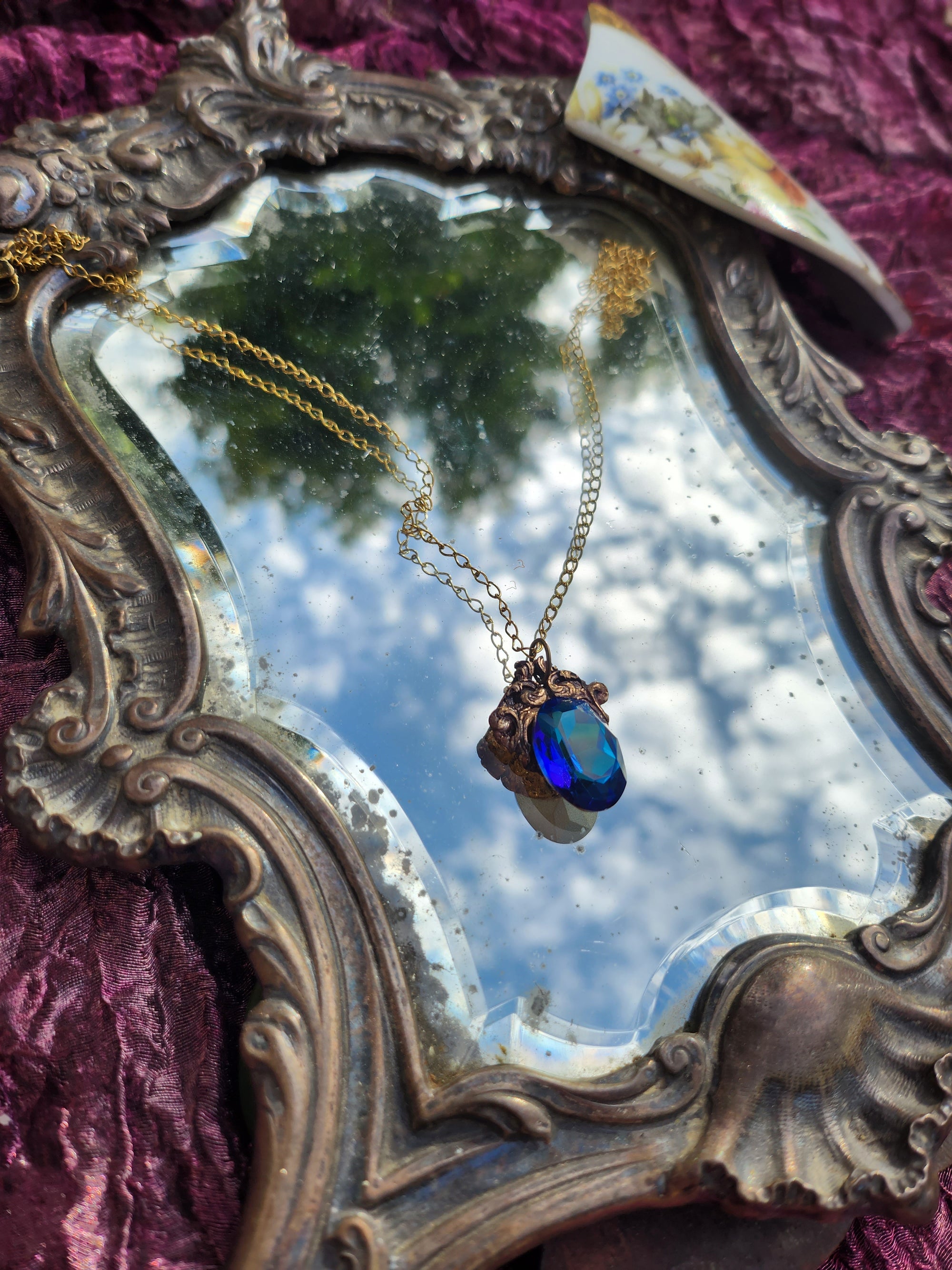 Colgante de bronce artesanal con cristal azul – Joyería de fantasía medieval