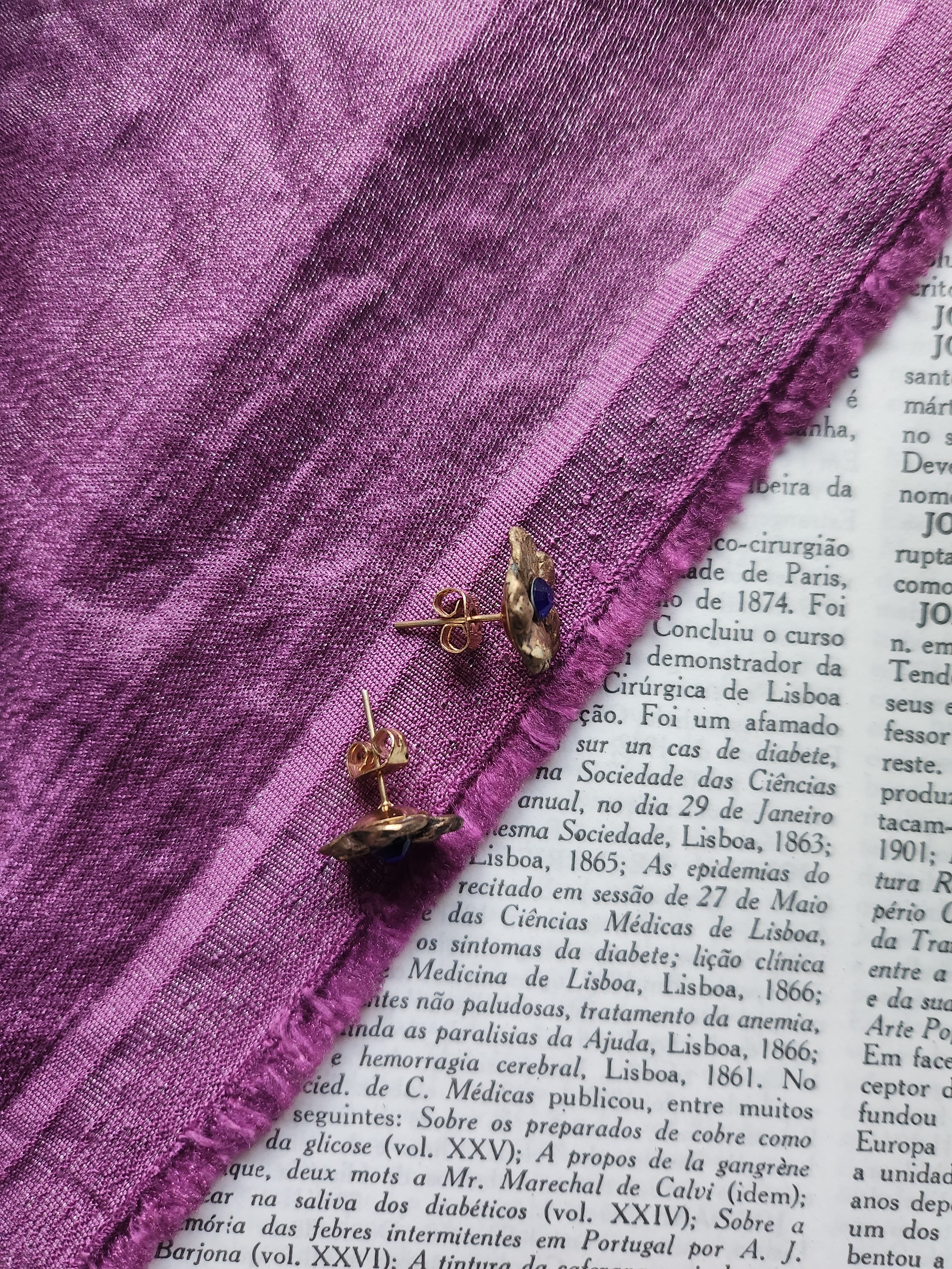 Coleção Flor Eterna – Brincos Flor em Bronze Feitos à Mão com Cristal Azul Real