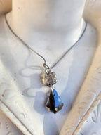 Collar de flor de plata y cristal azul profundo – Colgante de plata 999 hecho a mano – Joyería romántica Fairycore – Un regalo único