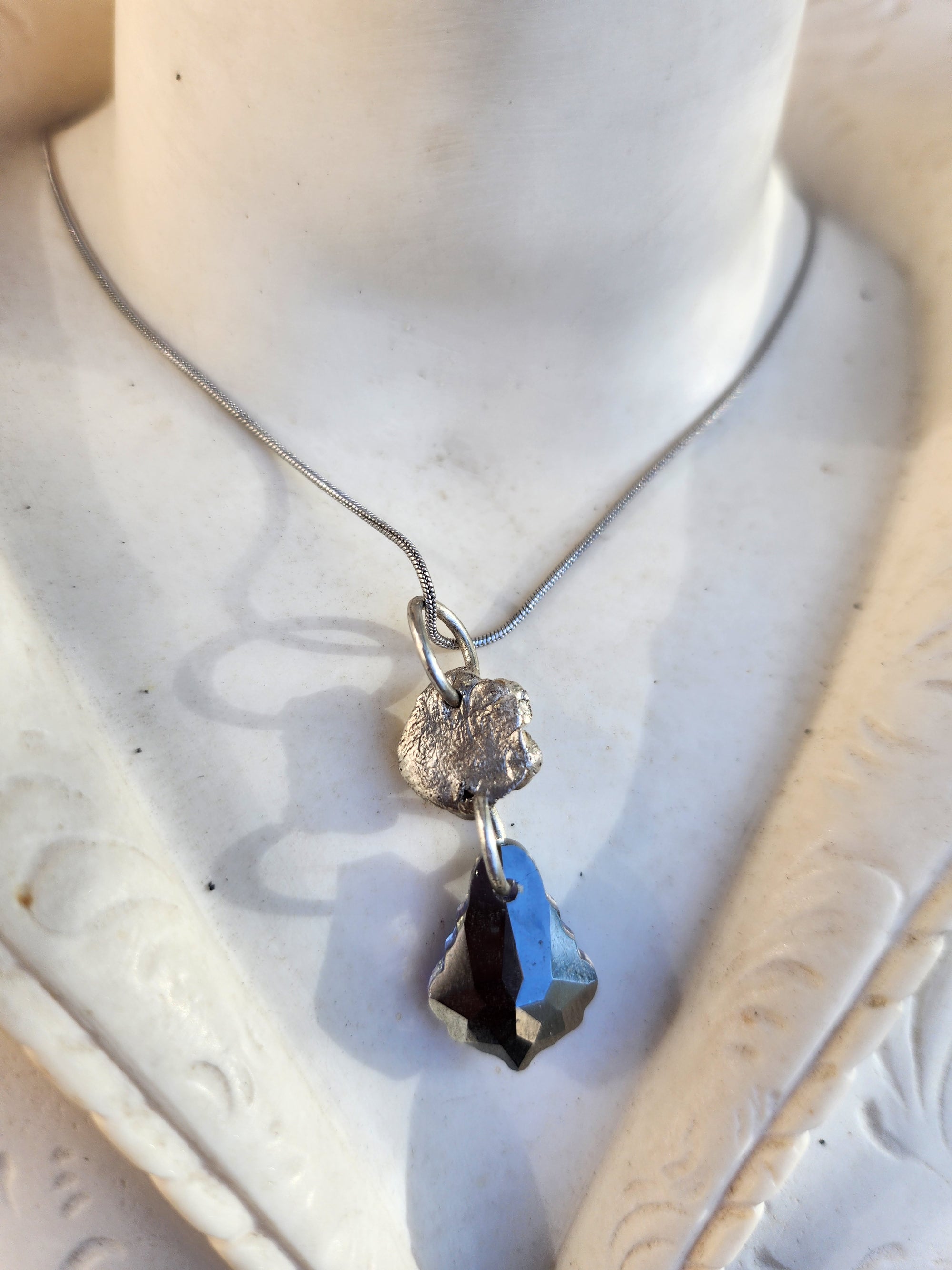 Collar de flor de plata y cristal azul profundo – Colgante de plata 999 hecho a mano – Joyería romántica Fairycore – Un regalo único