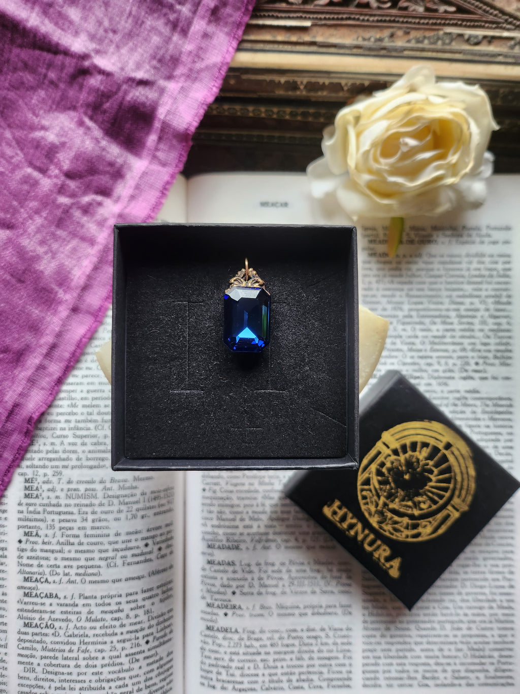 Coleção Ressonância Arcana – Pendente artesanal em bronze com cristal octogonal azul profundo