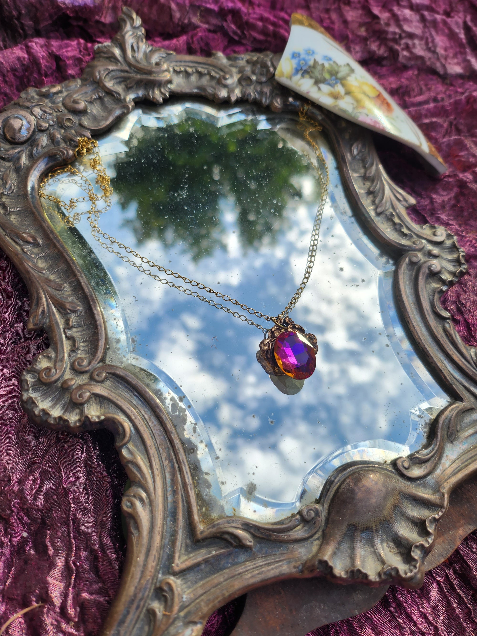 Colgante de bronce artesanal con cristales morados, fucsias y ámbar – Joyería medieval vintage
