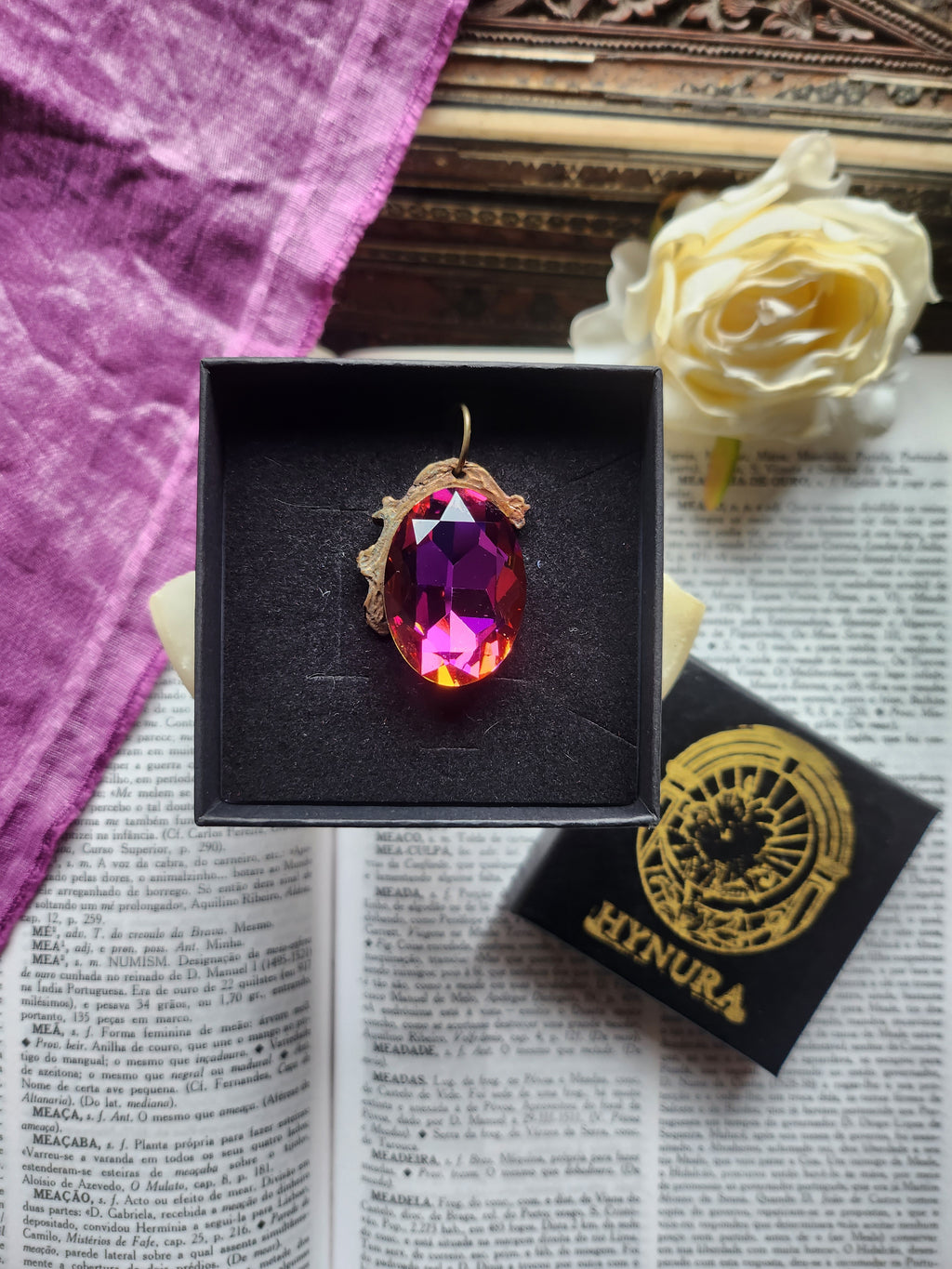 Colección Barroco Místico – Colgante de bronce hecho a mano con cristal ovalado fucsia.